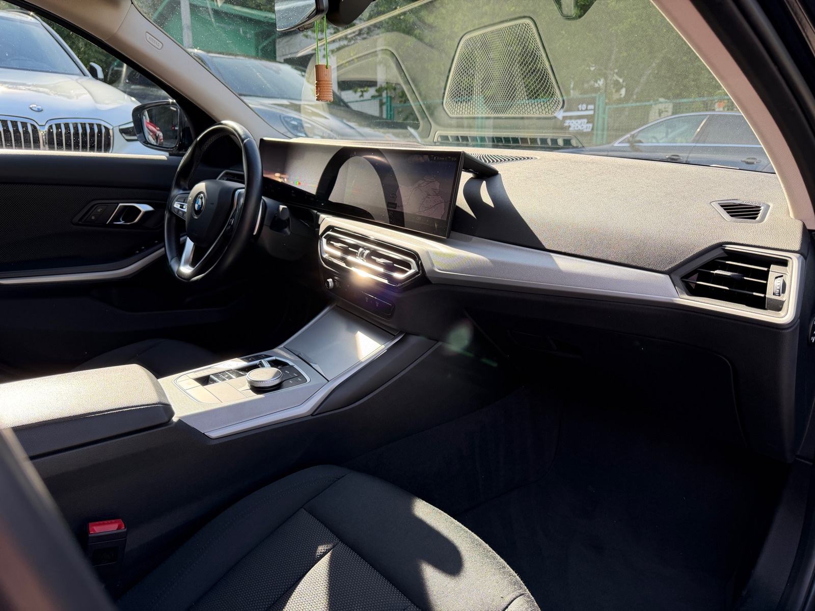 BMW 320d AUTOMATIK,LIVE COCKPIT,HEAD-UP,KAMERA,RADAR,REG. DO 02/2027!, pogled izvana - slika 5