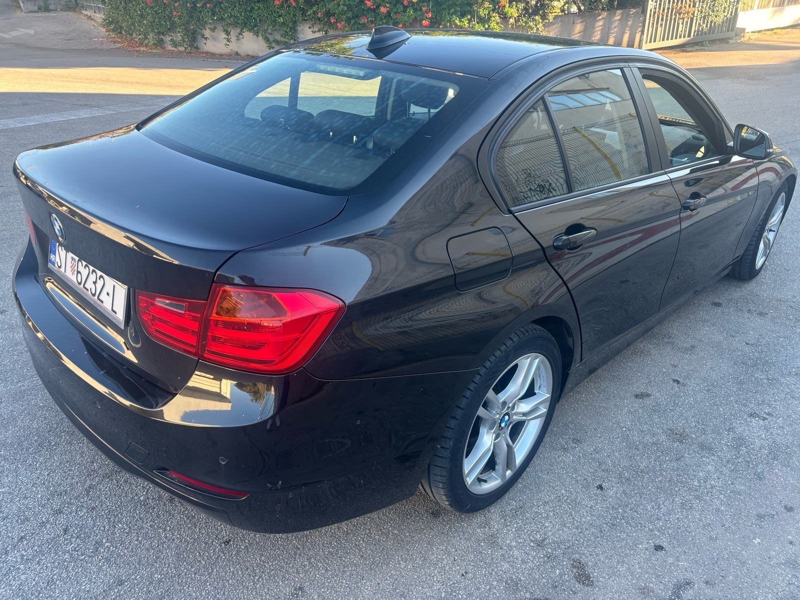 BMW 320d Automatik Top stanje malo km Reg 06/2027, fotografija 2