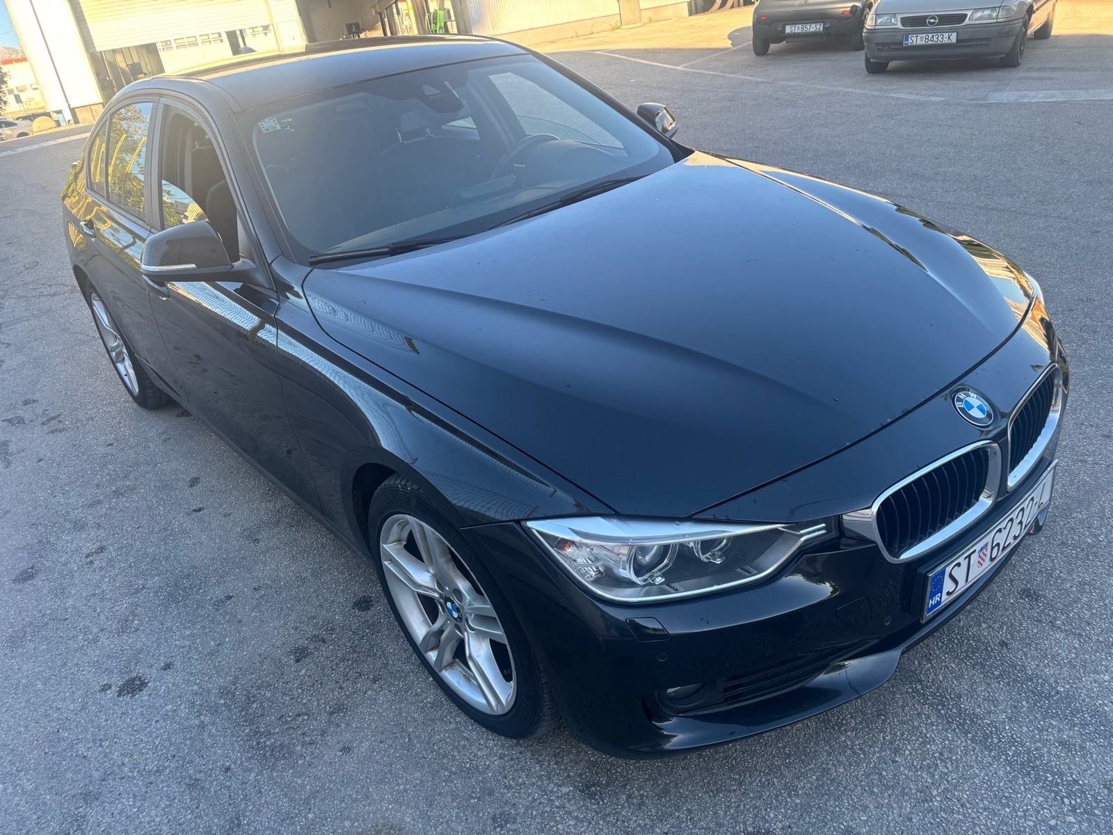 BMW 320d Automatik Top stanje malo km Reg 06/2027, fotografija 3