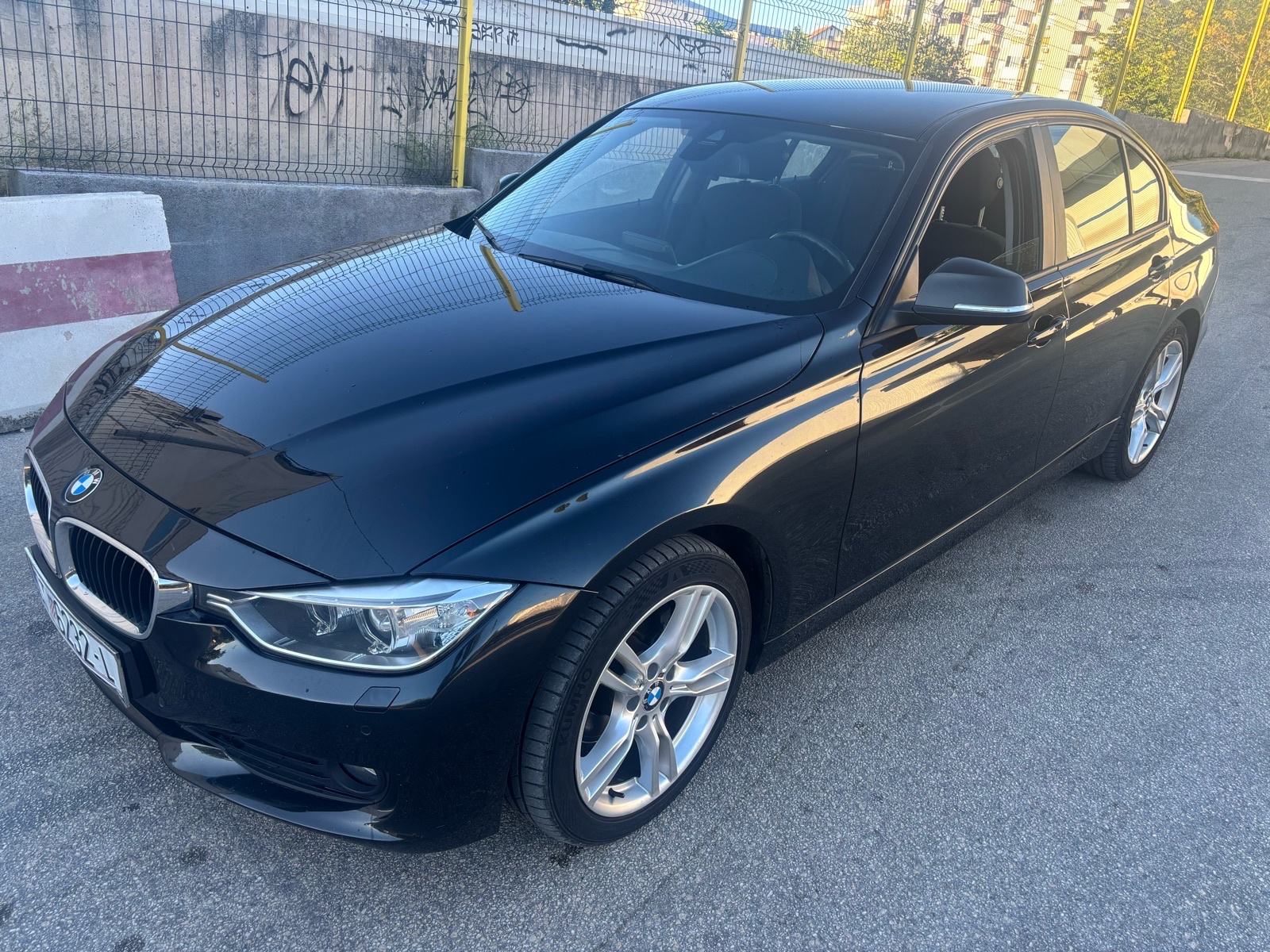 BMW 320d Automatik Top stanje malo km Reg 06/2027, fotografija 4