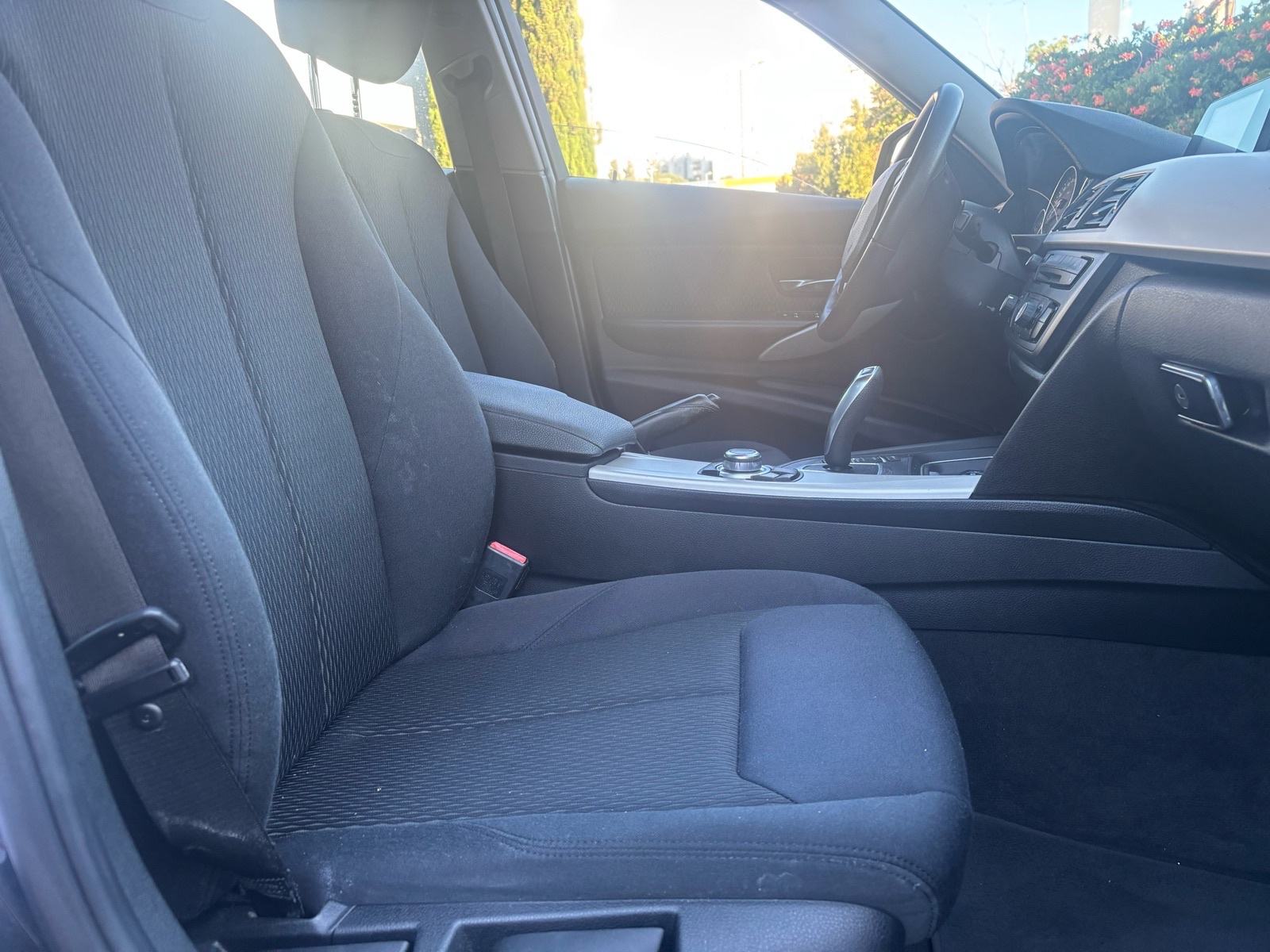 BMW 320d Automatik Top stanje malo km Reg 06/2027, fotografija 15