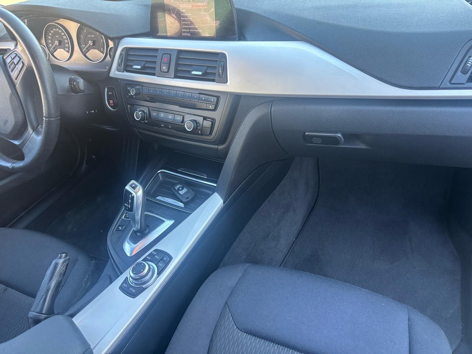 BMW 320d Automatik Top stanje malo km Reg 06/2027, fotografija 16