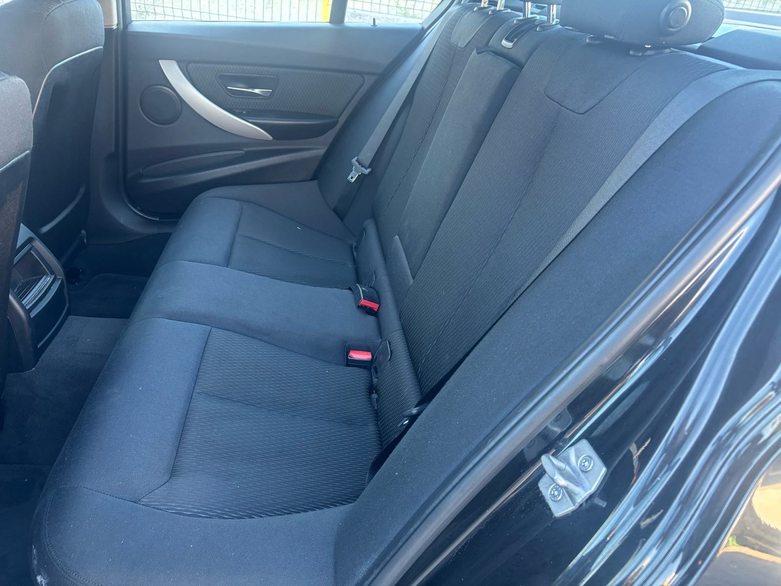 BMW 320d Automatik Top stanje malo km Reg 06/2027, fotografija 18