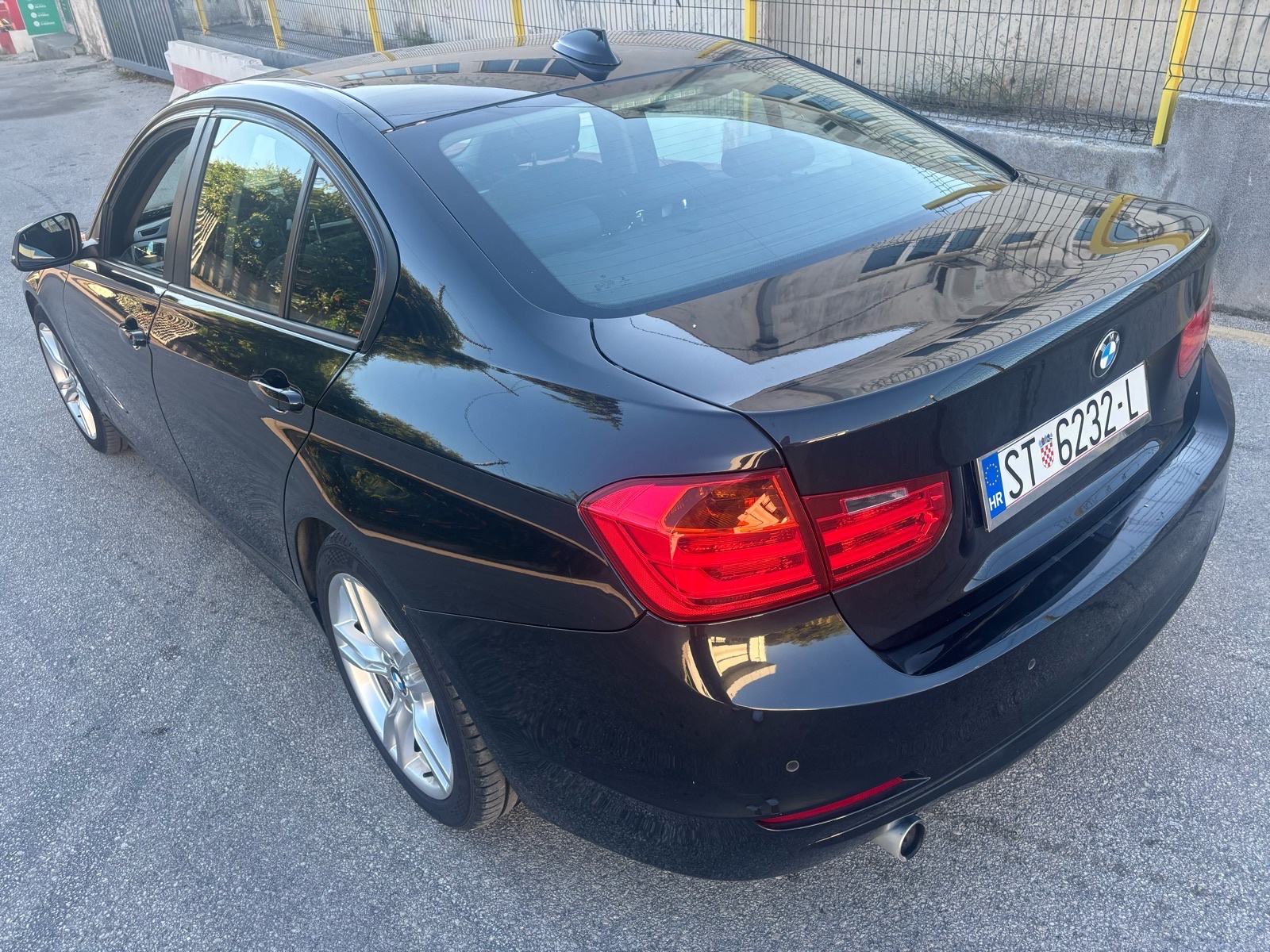 BMW 320d Automatik Top stanje malo km Reg 06/2027, fotografija 19