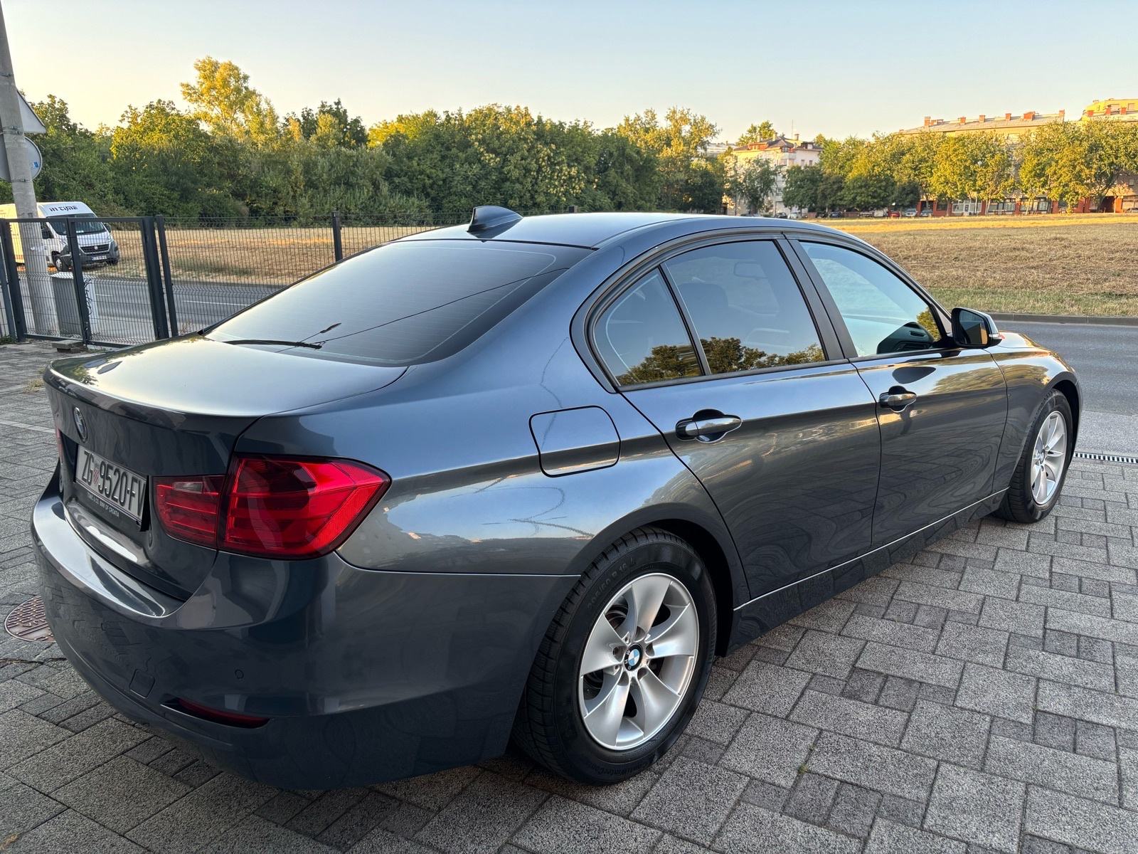 Bmw 320D, kupljen u Tomiću, samo 95ooo kilometara, servisna knjiga!, fotografija 5