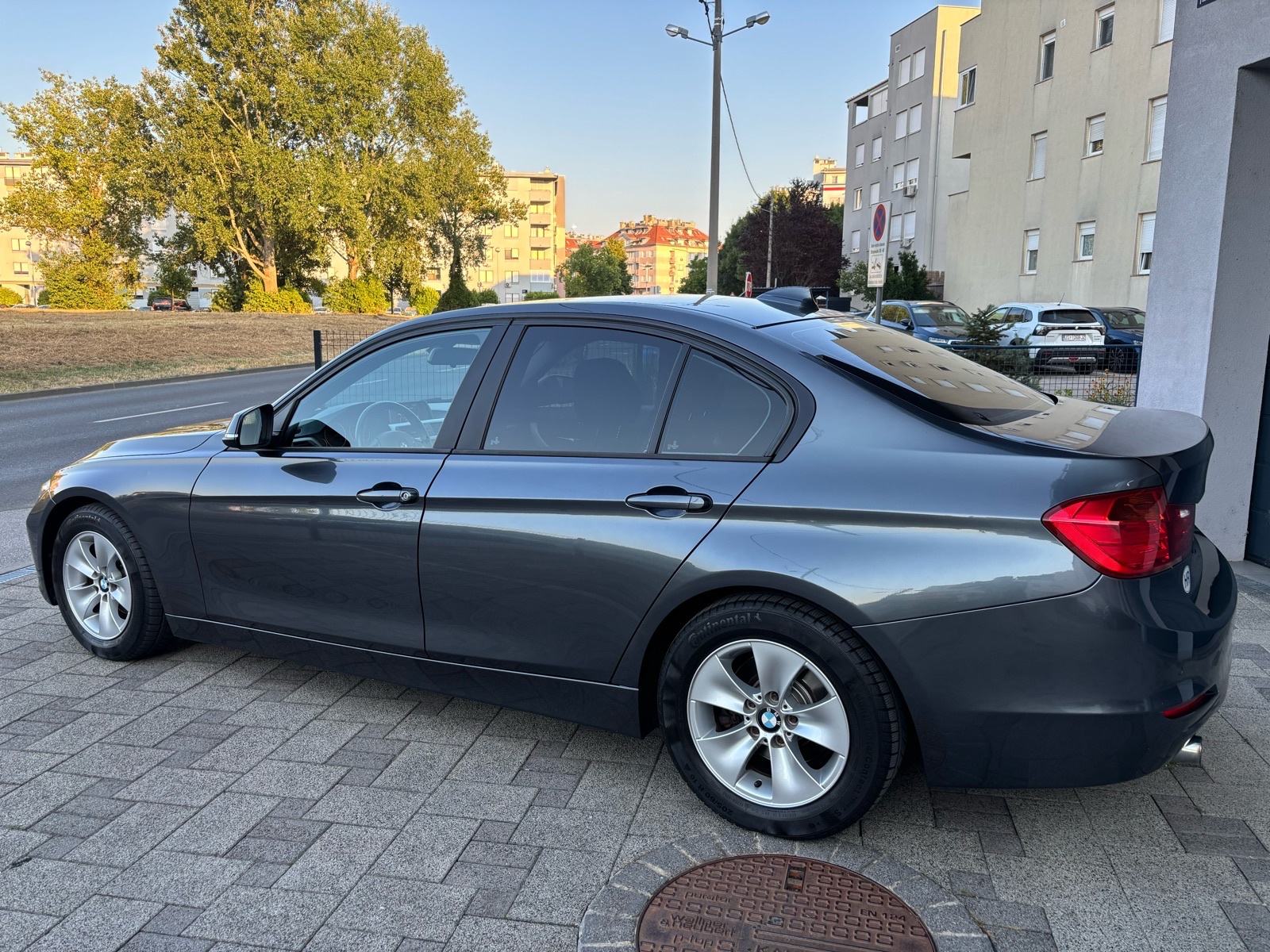 Bmw 320D, kupljen u Tomiću, samo 95ooo kilometara, servisna knjiga!, fotografija 7