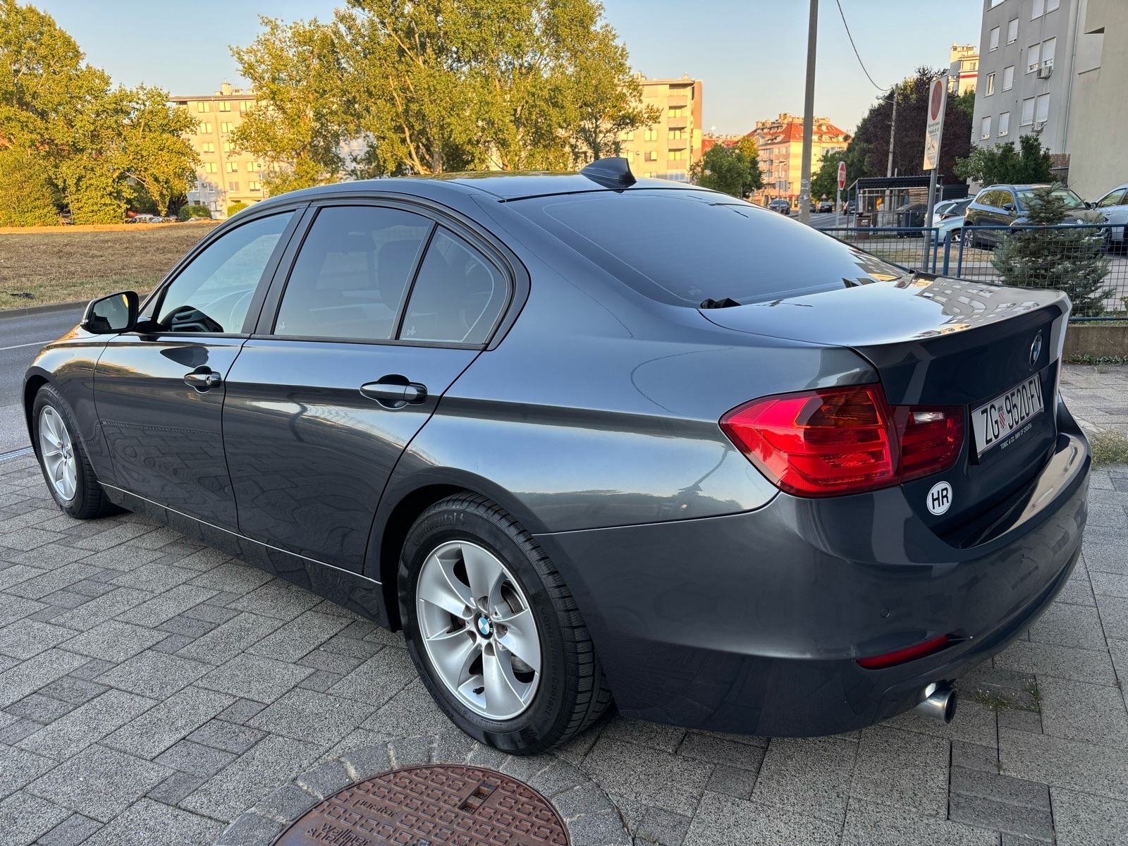 Bmw 320D, kupljen u Tomiću, samo 95ooo kilometara, servisna knjiga!, fotografija 6