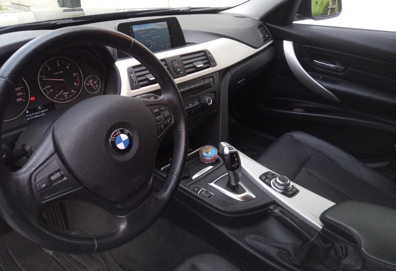 BMW 320xd automatik Xdrive IZVRSNO STANJE 185KS LED,NAVI,ALU,KOŽA,REG., fotografija 13