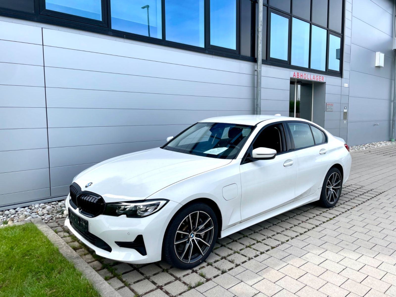BMW 330 e - HYBRID - ADVANTAGE - LED FAROVI - NAVIGACIJA - 2019 GOD, fotografija 1