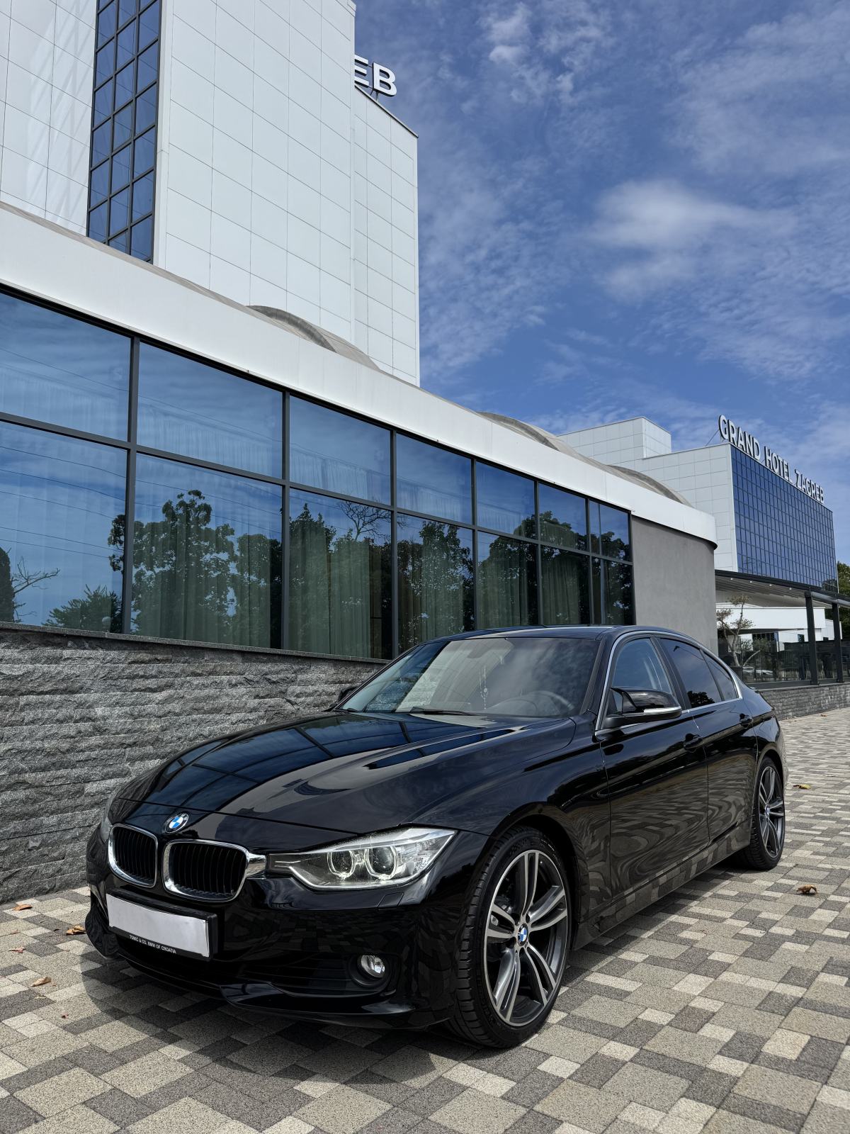 BMW 330d - AUTOMATIK - HR AUTO - NIJE UVOZ - REG 04/27 - PRILIKA !!!!, fotografija 5