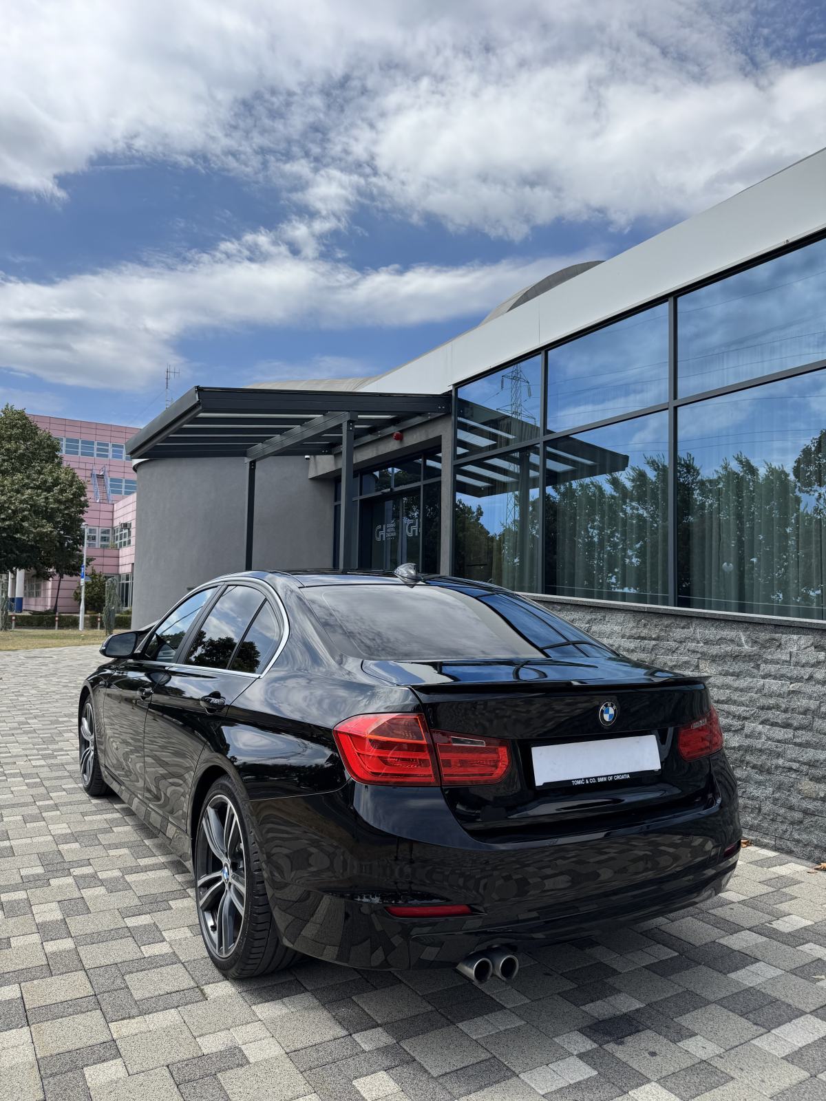 BMW 330d - AUTOMATIK - HR AUTO - NIJE UVOZ - REG 04/27 - PRILIKA !!!!, fotografija 8