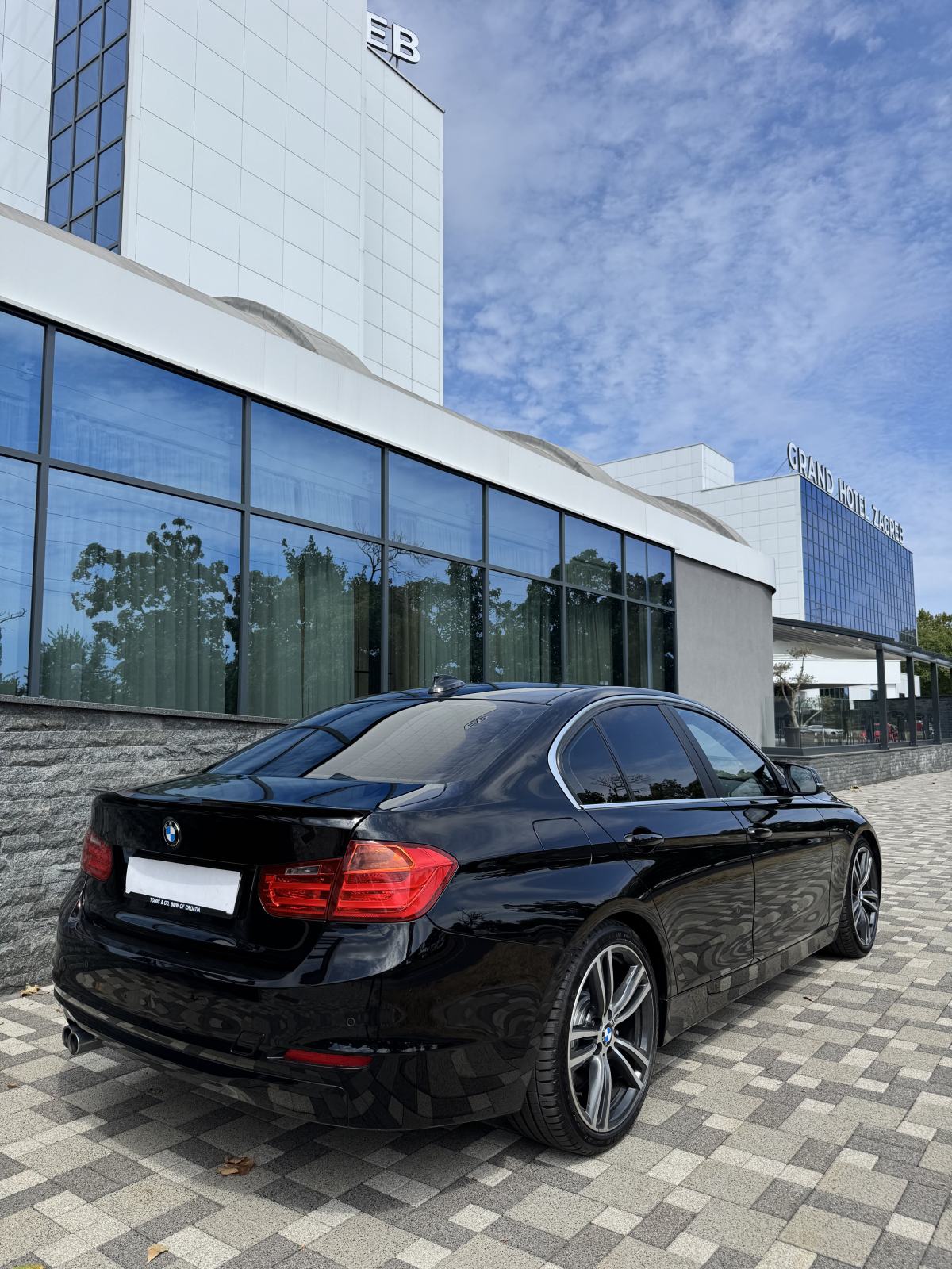BMW 330d - AUTOMATIK - HR AUTO - NIJE UVOZ - REG 04/27 - PRILIKA !!!!, fotografija 11