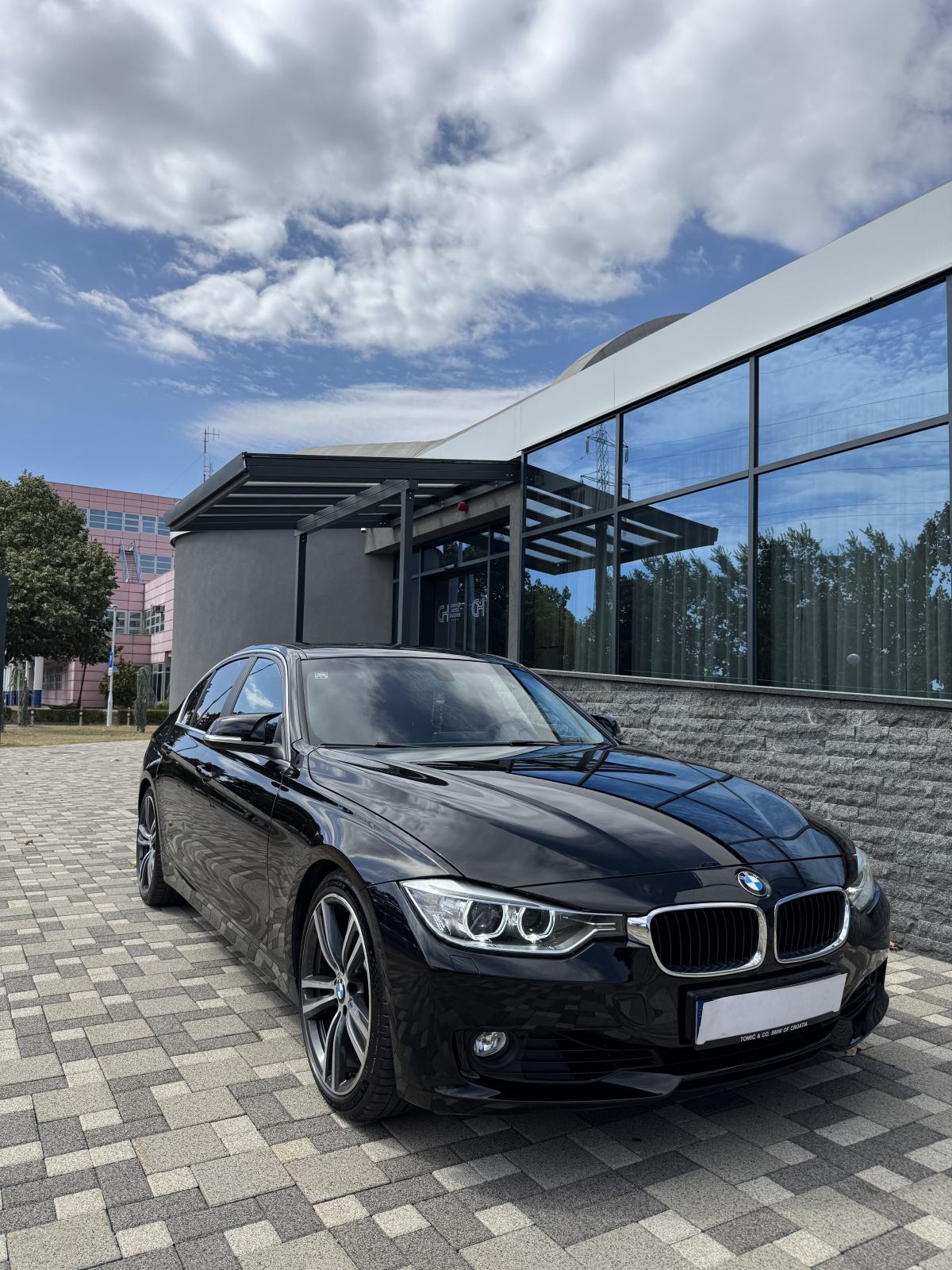 BMW 330d - AUTOMATIK - HR AUTO - NIJE UVOZ - REG 04/27 - PRILIKA !!!!, fotografija 2
