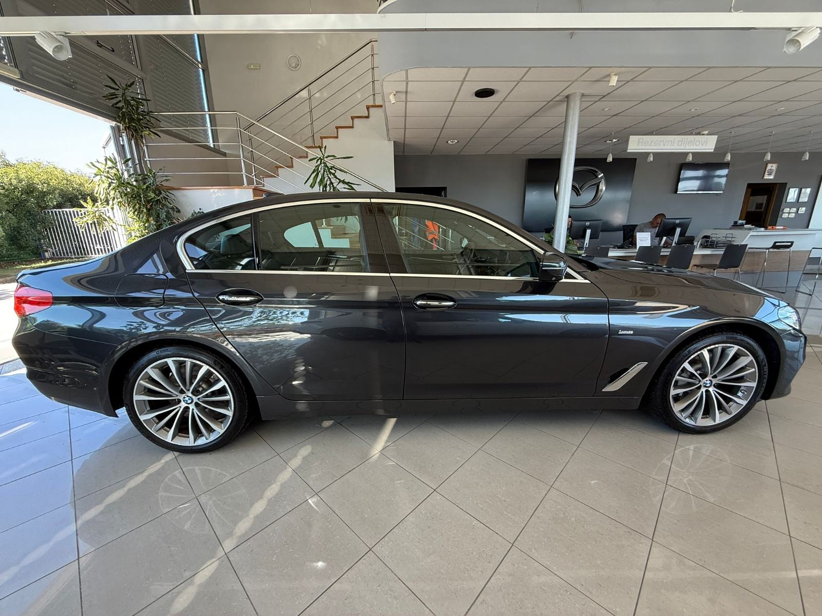 BMW 5 530d Xdrive✅️LUXURY✅️NAVI✅️KAMERA✅️SERVISNA ALU 19 TOP STANJE, fotografija 8