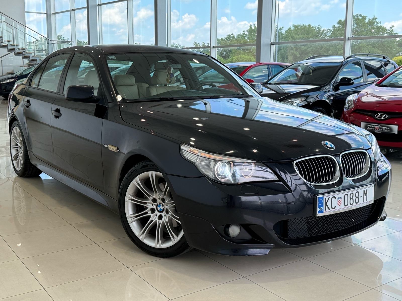 BMW 520 D⭐️REG3/27⭐️M PAKET⭐️SERVISNA⭐️VLASNIK 10 GODINA⭐️, fotografija 2