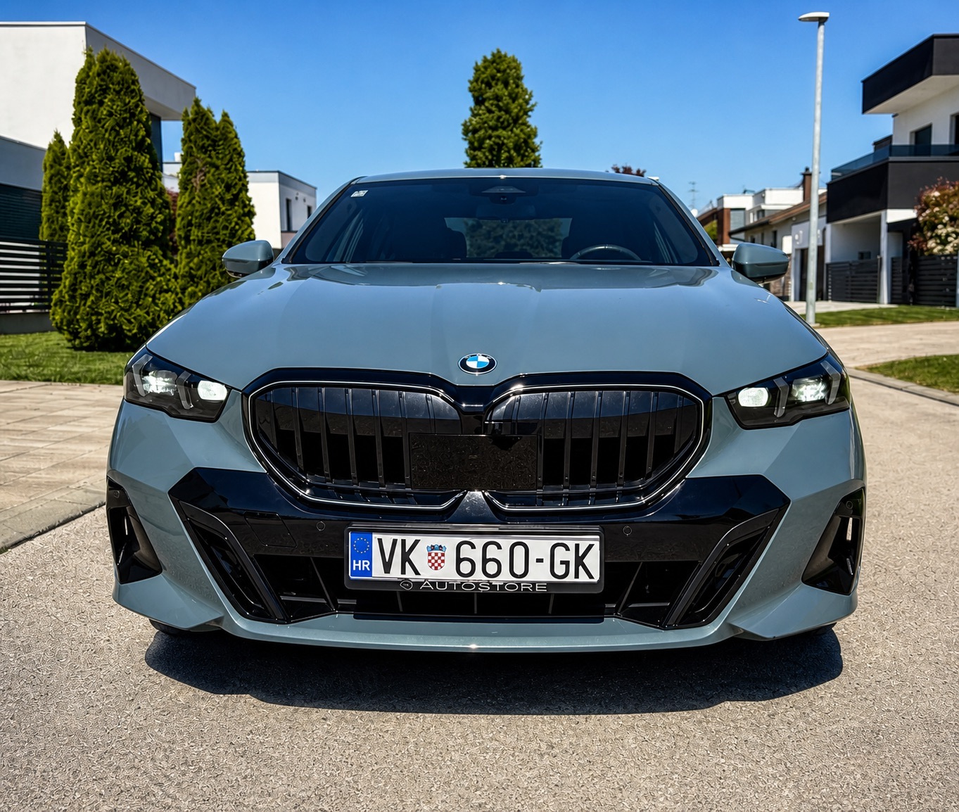 Bmw 520d , Cape York Green , M-preformance , Carbon,Iconic Glow,360°, fotografija 2