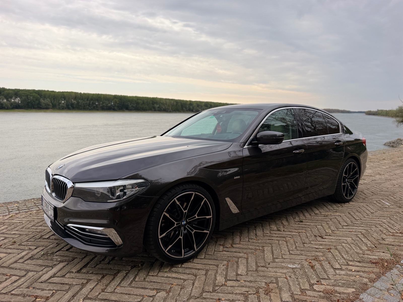 BMW 520d G30 LUXURY | 190 KS | ZF 8 | B&W | HUD | 360° | ŠIBER, pogled izvana - slika 1