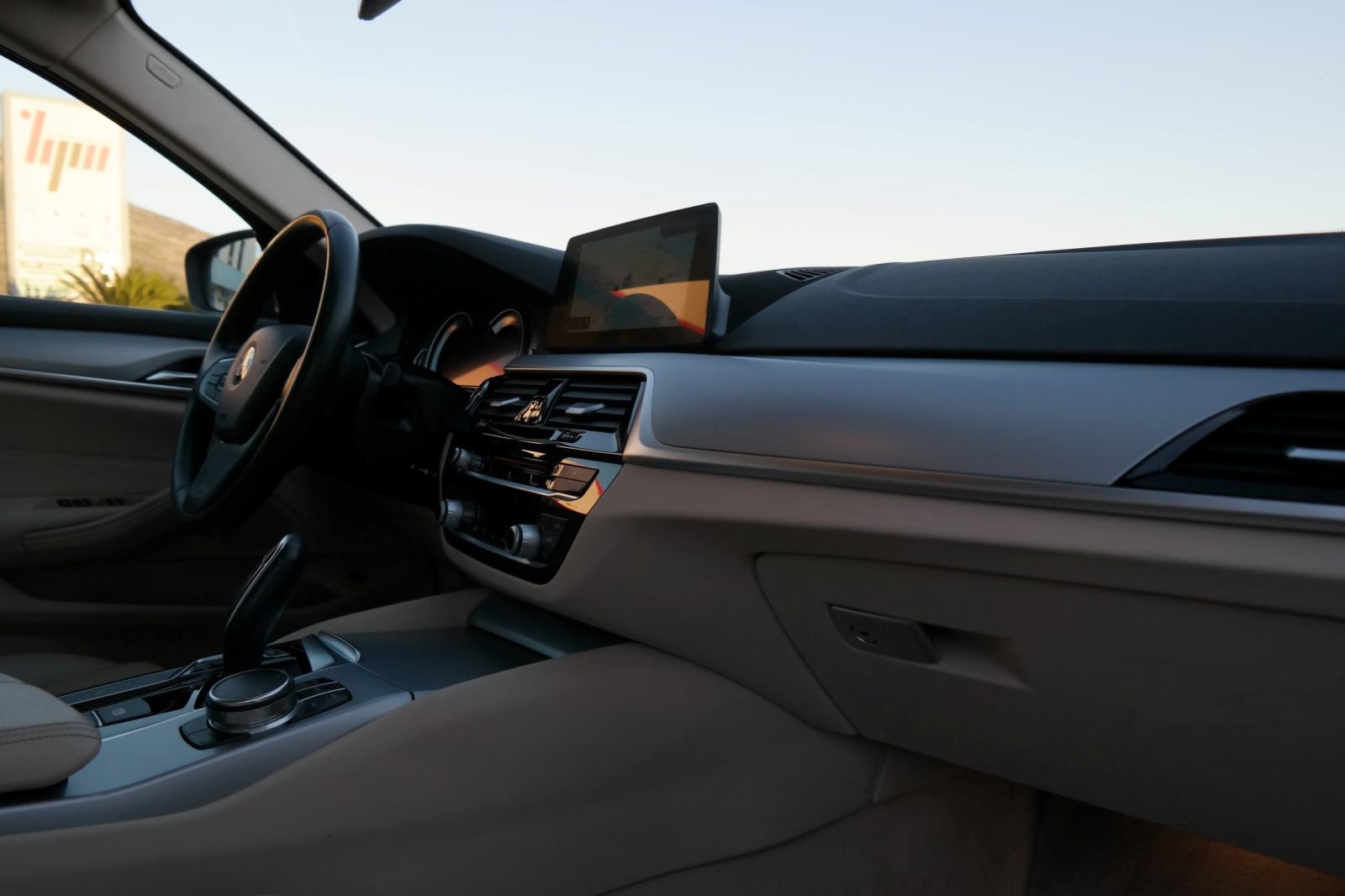 BMW 520d ksenon,navigacija,koža,servisna knjiga,kao novi, fotografija 17