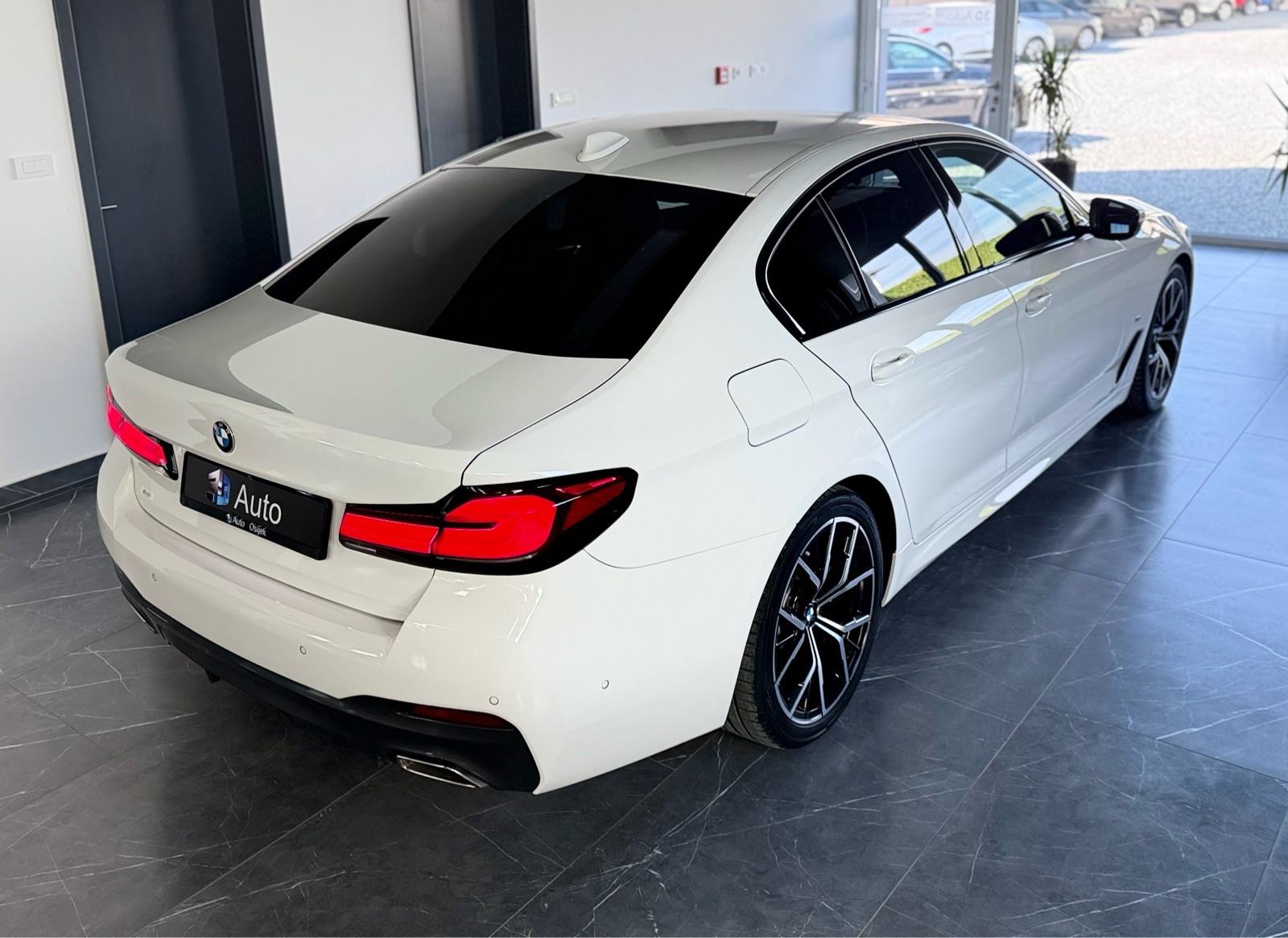 BMW 520d •M paket,Kamera,HuD,Ambilight,Navi,Alu 19”,65000 km,Jamstvo•, fotografija 8