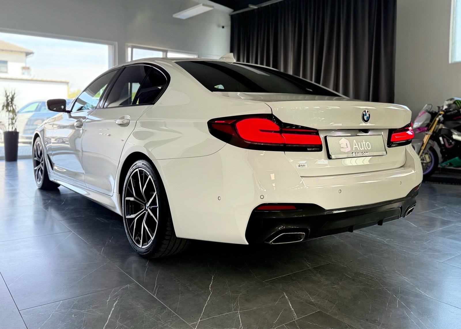 BMW 520d •M paket,Kamera,HuD,Ambilight,Navi,Alu 19”,65000 km,Jamstvo•, fotografija 10