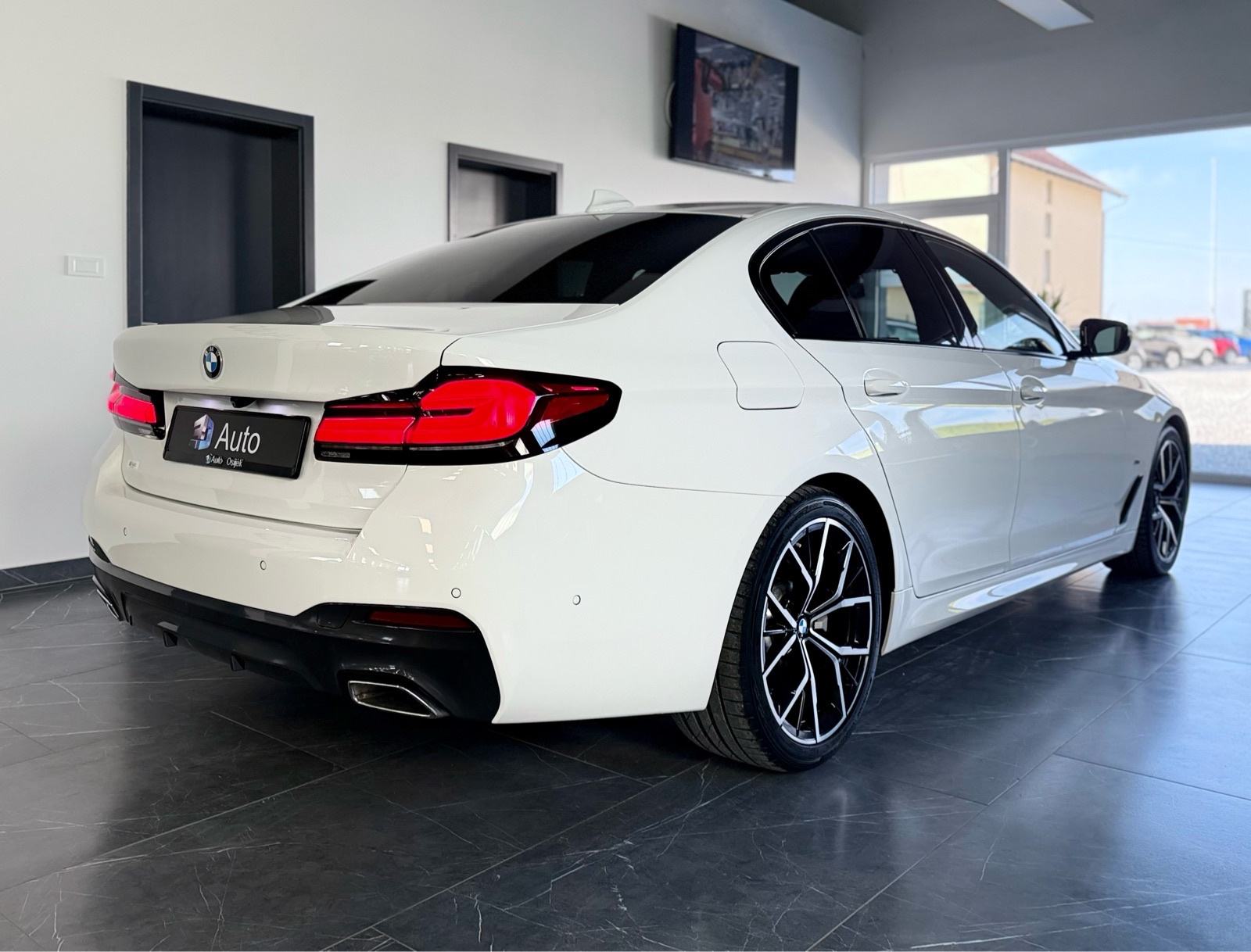 BMW 520d •M paket,Kamera,HuD,Ambilight,Navi,Alu 19”,65000 km,Jamstvo•, fotografija 7
