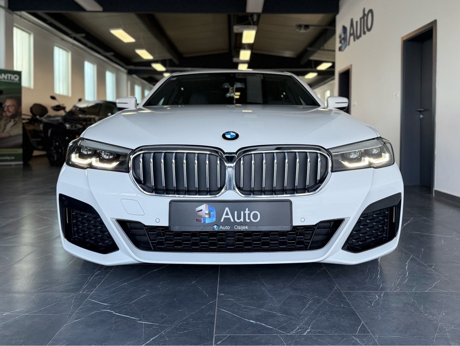 BMW 520d •M paket,Kamera,HuD,Ambilight,Navi,Alu 19”,65000 km,Jamstvo•, fotografija 3