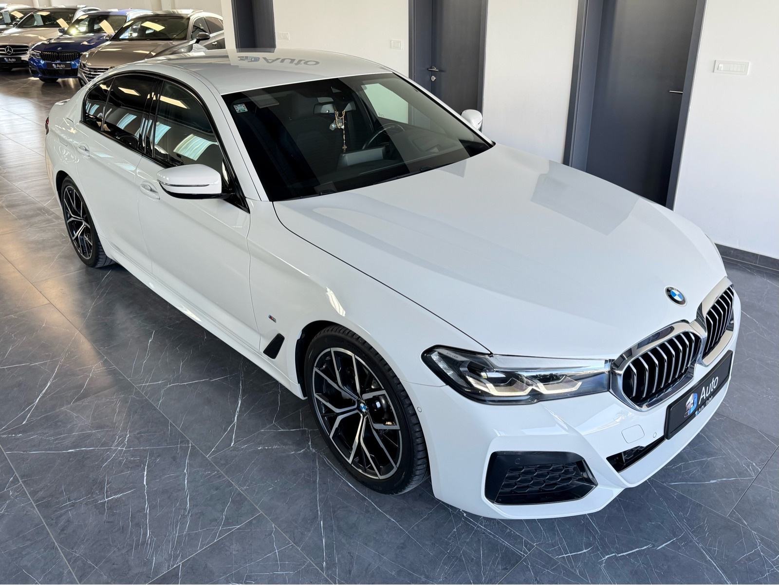 BMW 520d •M paket,Kamera,HuD,Ambilight,Navi,Alu 19”,65000 km,Jamstvo•, fotografija 2