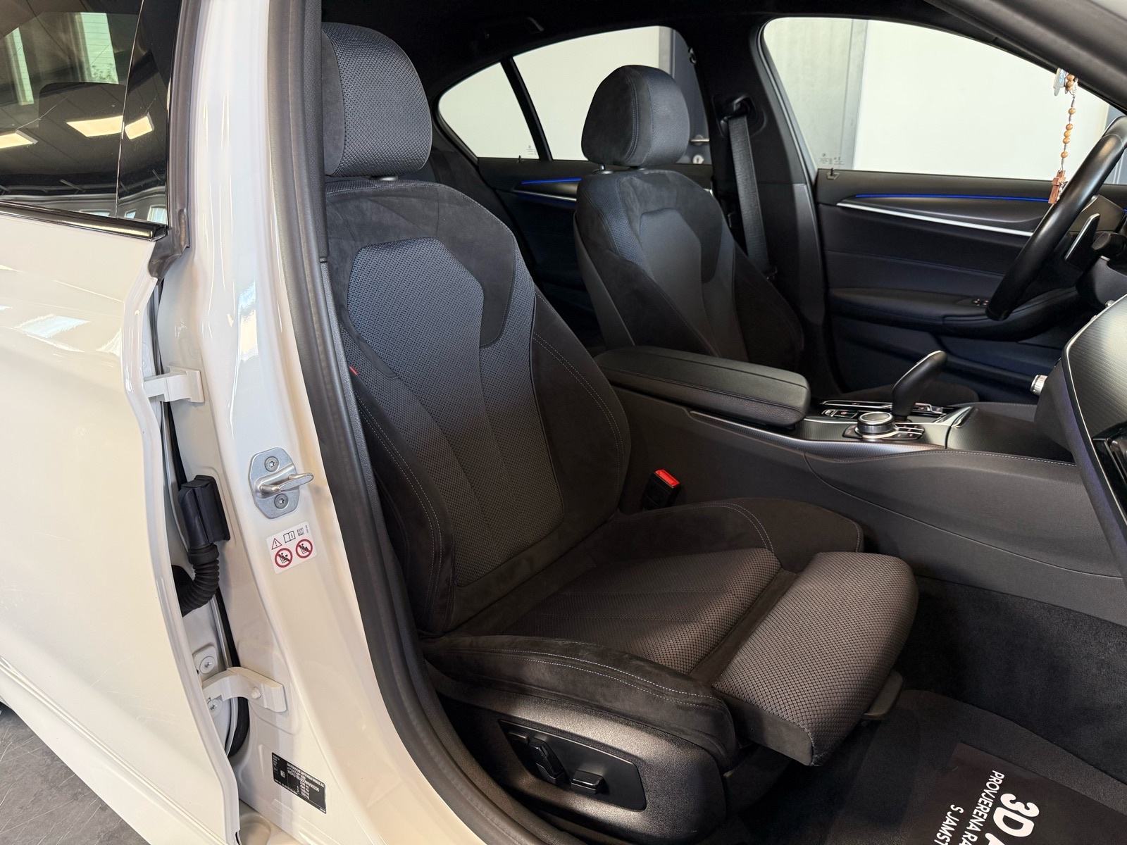 BMW 520d •M paket,Kamera,HuD,Ambilight,Navi,Alu 19”,65000 km,Jamstvo•, fotografija 15
