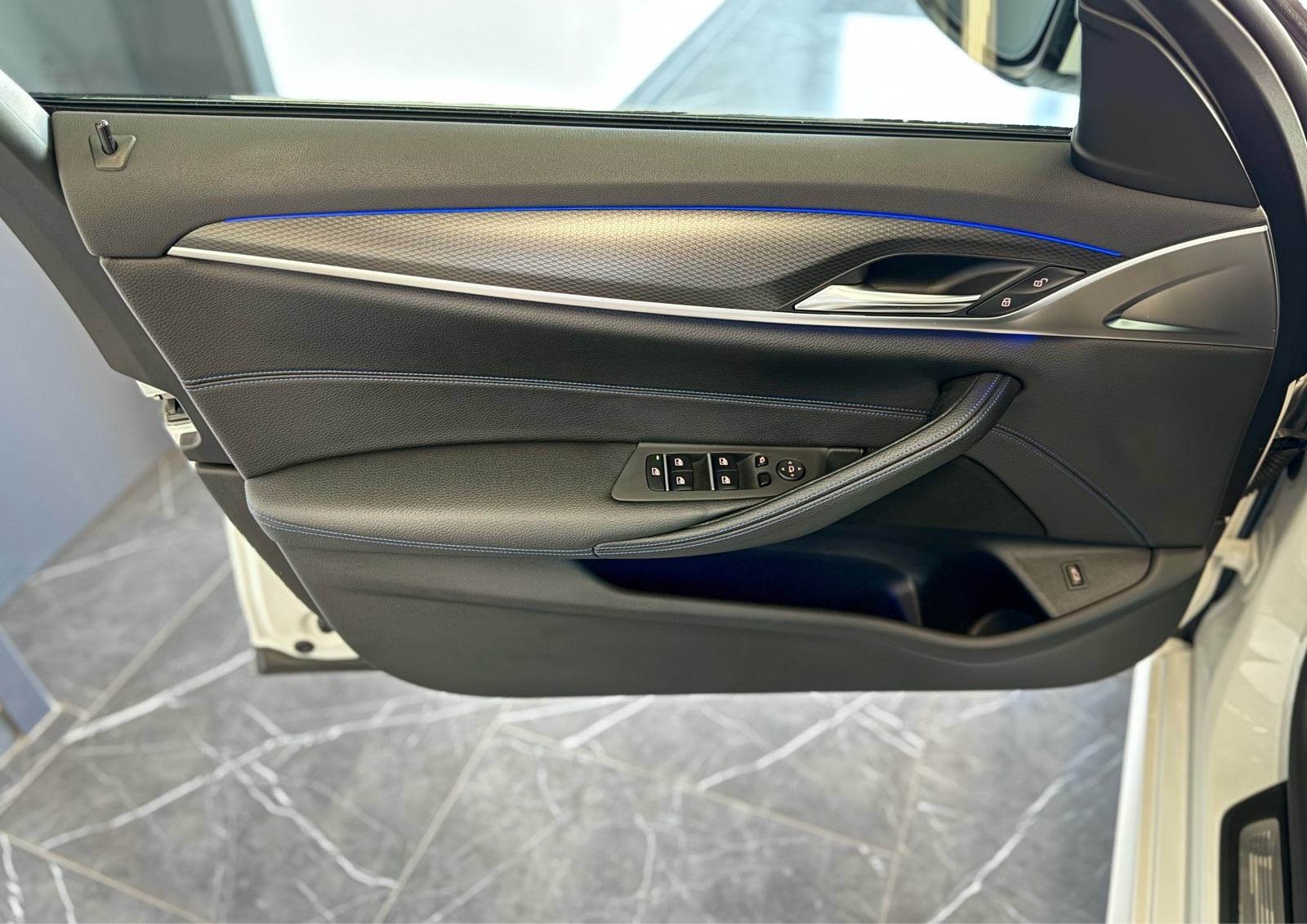 BMW 520d •M paket,Kamera,HuD,Ambilight,Navi,Alu 19”,65000 km,Jamstvo•, fotografija 17