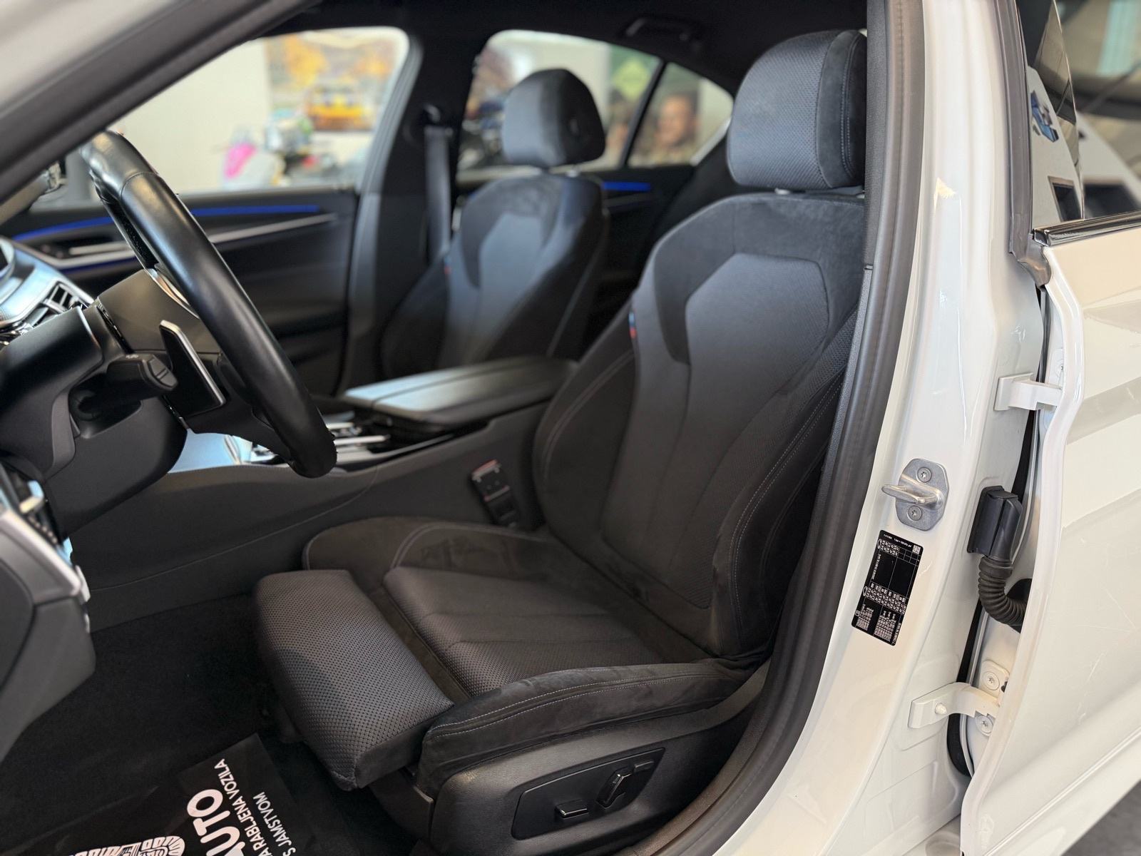 BMW 520d •M paket,Kamera,HuD,Ambilight,Navi,Alu 19”,65000 km,Jamstvo•, fotografija 14