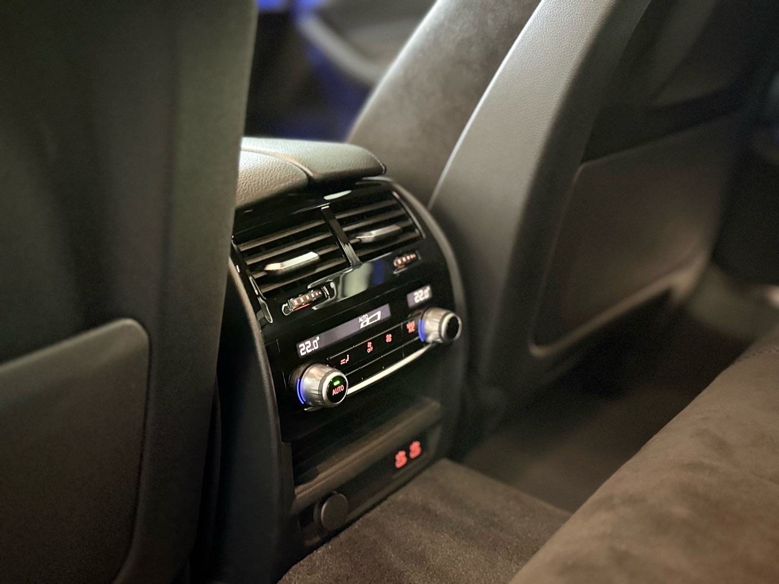 BMW 520d •M paket,Kamera,HuD,Ambilight,Navi,Alu 19”,65000 km,Jamstvo•, fotografija 19