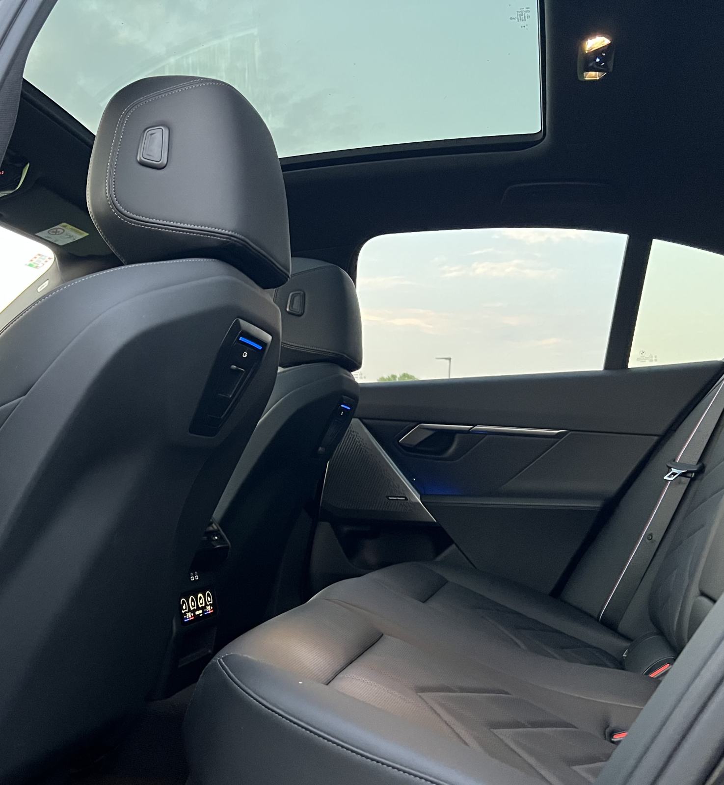 BMW 520d,M Performance,Iconic Glow,Laser,Panorama,Carbon,360°,H-Up,21, fotografija 8