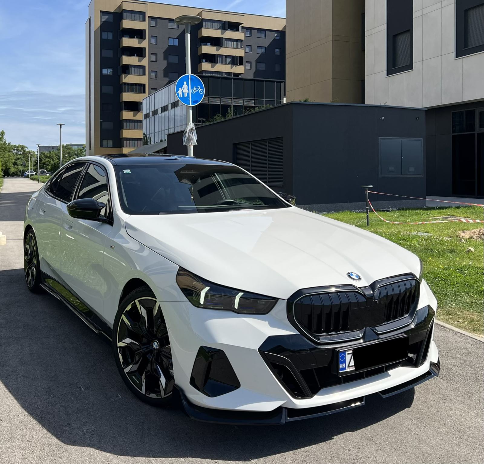 BMW 520d,M Performance,Iconic Glow,Laser,Panorama,Carbon,360°,H-Up,21, fotografija 2