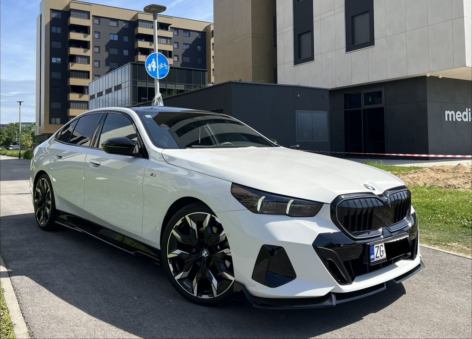 BMW 520d,M Performance,Iconic Glow,Laser,Panorama,Carbon,360°,H-Up,21, fotografija 11