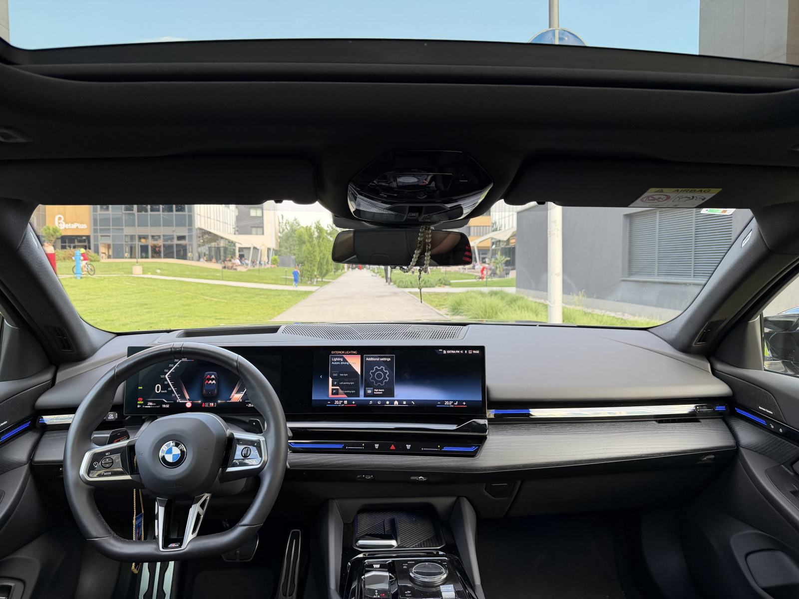 BMW 520d,M Performance,Iconic Glow,Panorama,Laser,Carbon,360°,H-Up,FUL, fotografija 6