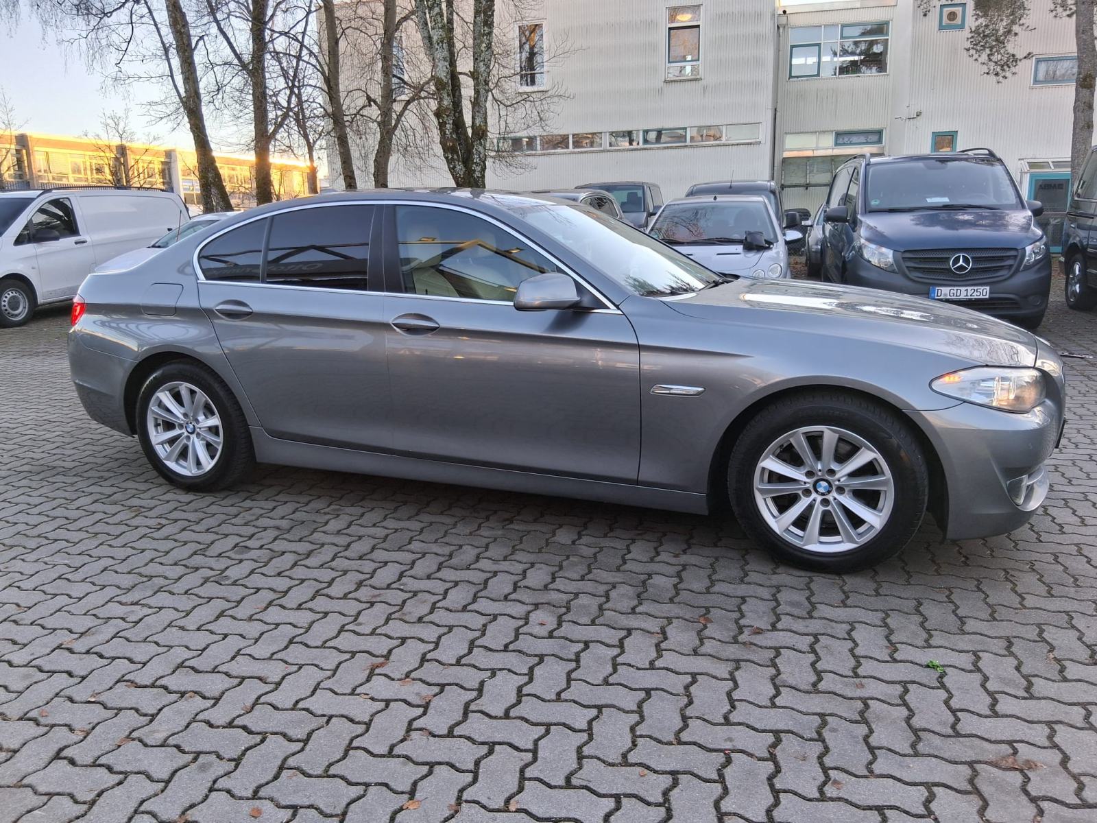 BMW 520d - PROFI NAVI- SERVISNA KNJIGA - ORIGINALNO STANJE - GARANCIJA, fotografija 2