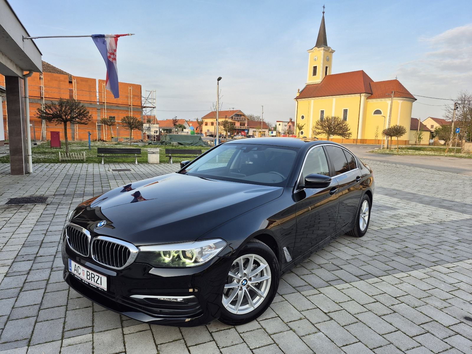 BMW 520i 135kw automatik,navigacija,kamera,el.sjedala,grijanje volana, pogled izvana - slika 1