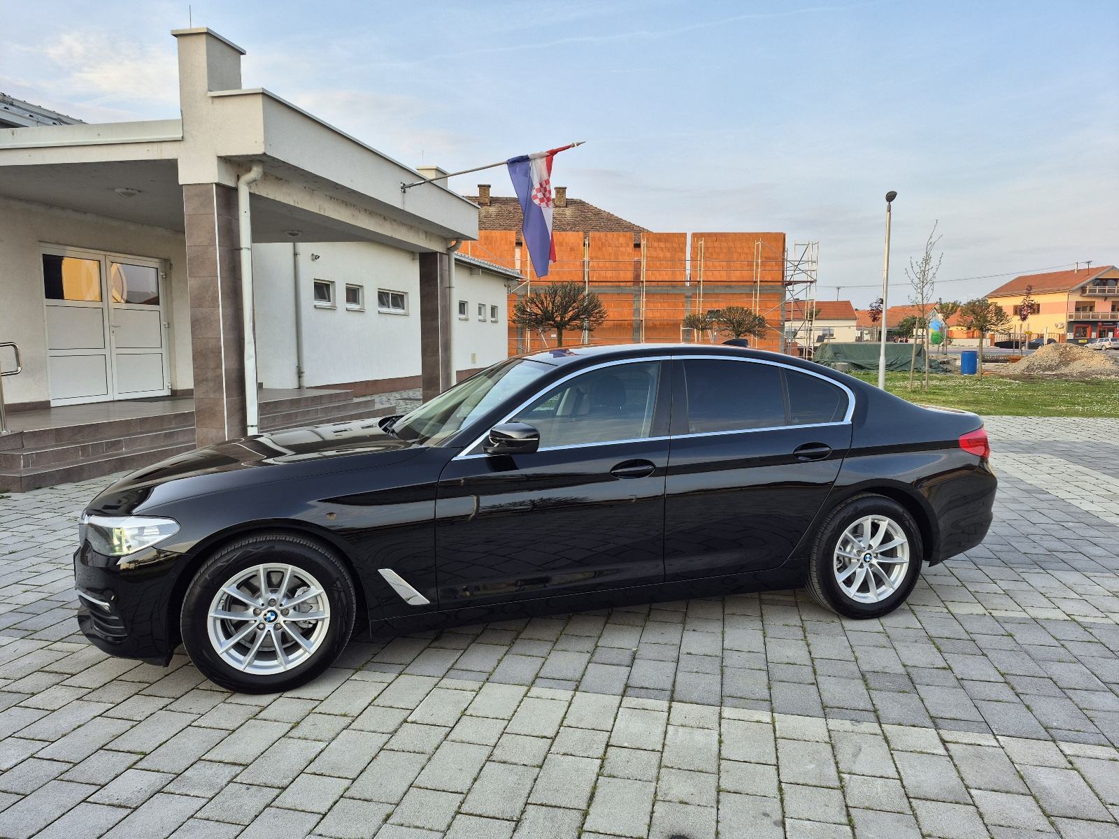 BMW 520i 135kw automatik,navigacija,kamera,el.sjedala,grijanje volana, pogled izvana - slika 3