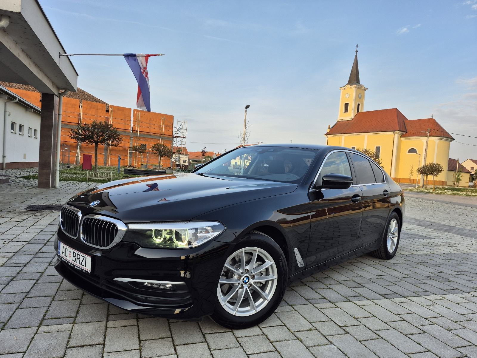 BMW 520i 135kw automatik,navigacija,kamera,el.sjedala,grijanje volana, pogled izvana - slika 2