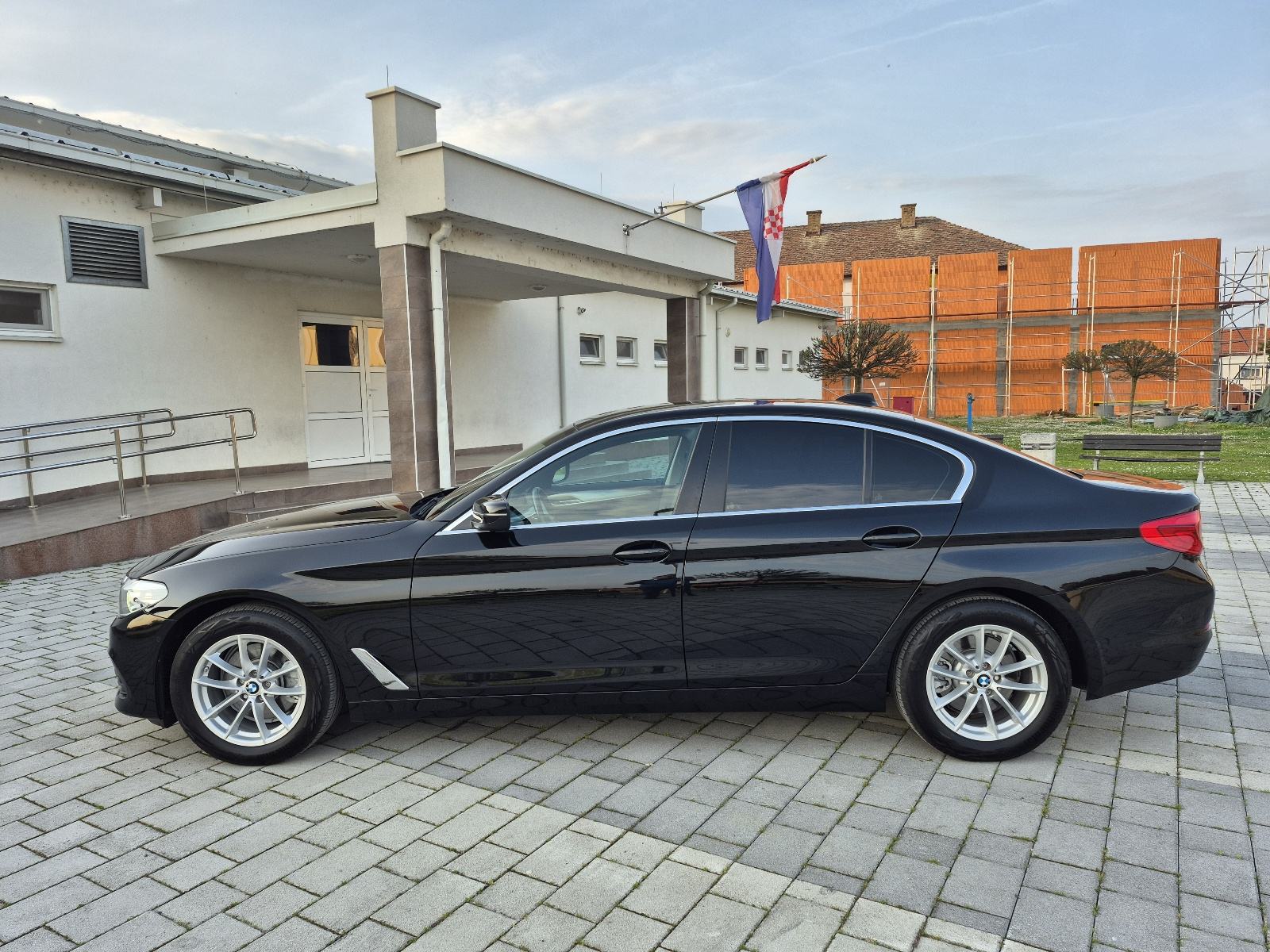 BMW 520i 135kw automatik,navigacija,kamera,el.sjedala,grijanje volana, pogled izvana - slika 4