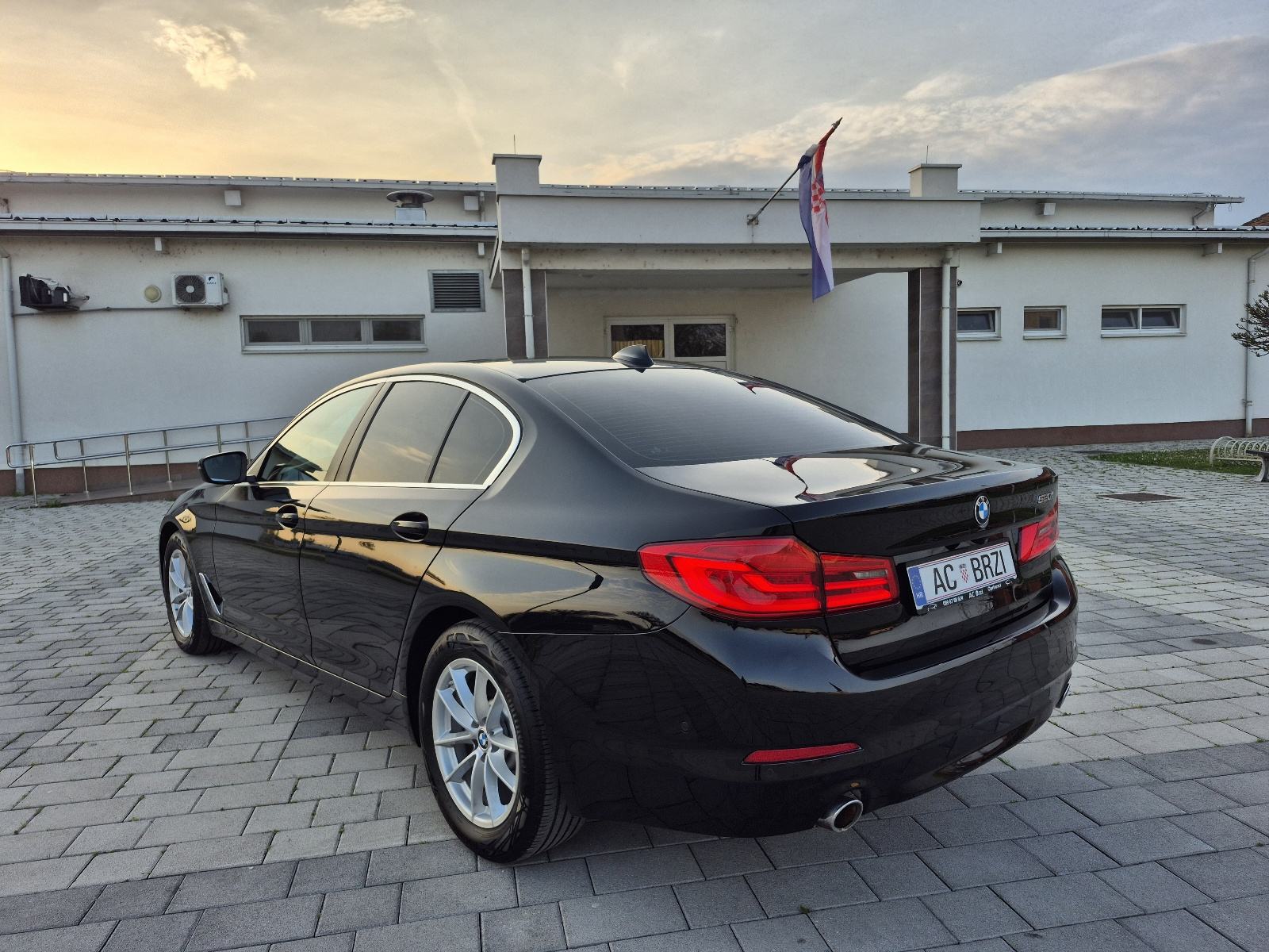 BMW 520i 135kw automatik,navigacija,kamera,el.sjedala,grijanje volana, fotografija 17