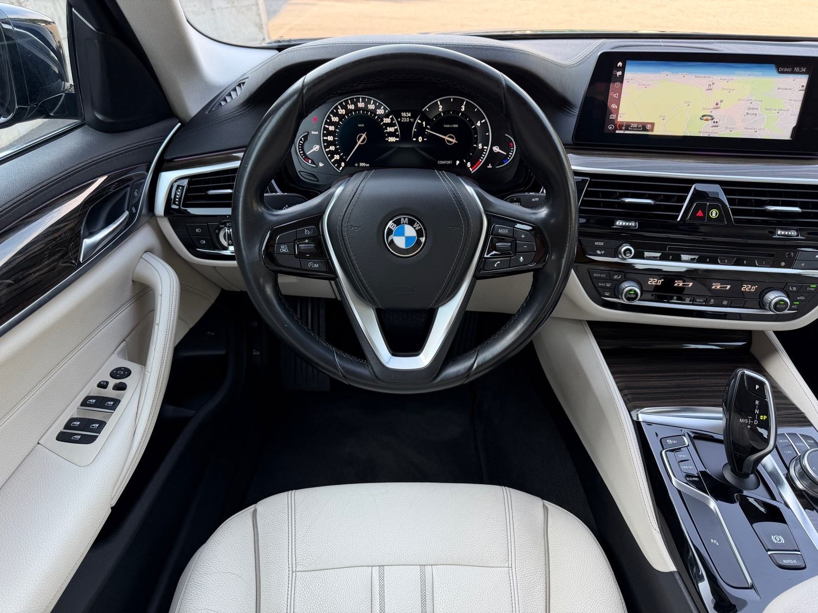 BMW 530d xDrive LUXURY LINE,KOŽA,AMBIENT,KAMERA,KEYLESS,ALU 18,NAVI..., fotografija 9