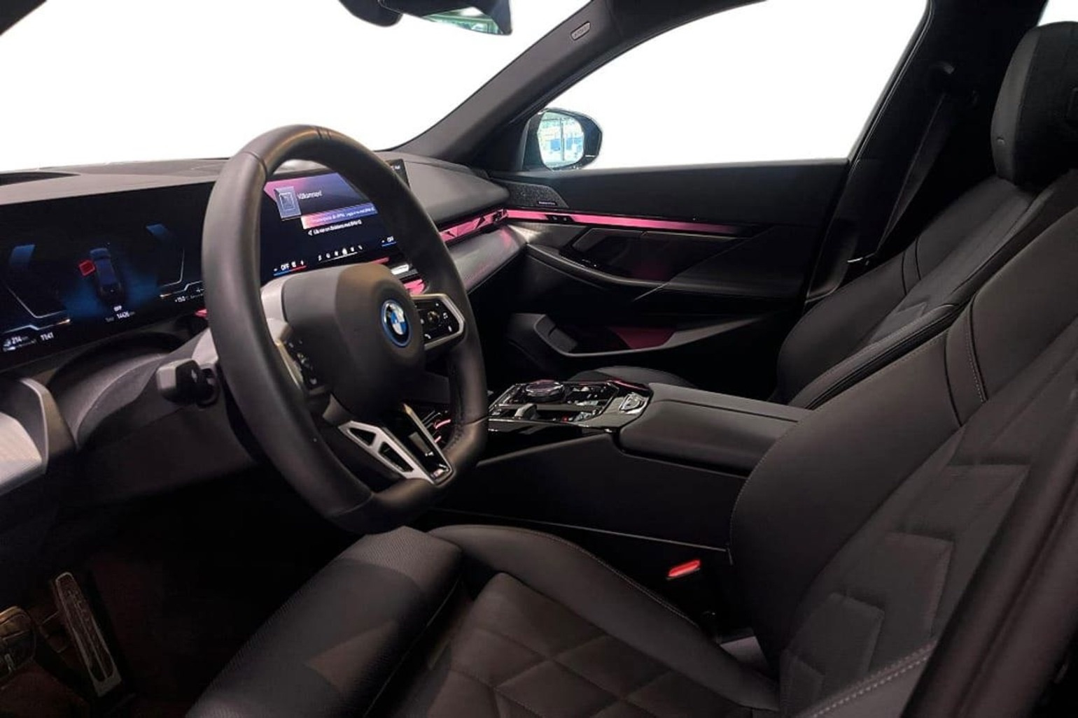 BMW 530e M Pro Sport, Iconic Glow, B&W, Pano, Koža, U sustavu PDV-a, fotografija 11