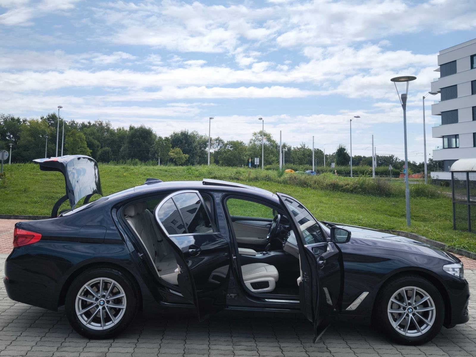 BMW 530e xDrive, virtual kokpit, radar, koža, Harman-Kardon, kasko, fotografija 6