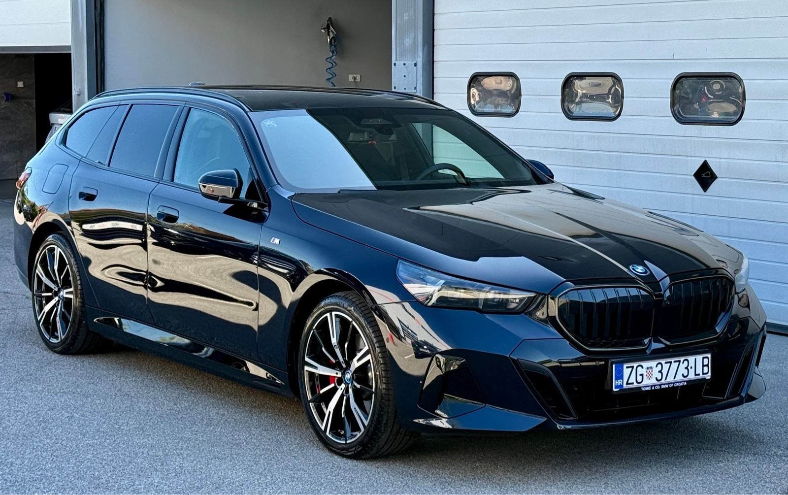 BMW 530e XDrive Touring, fotografija 2
