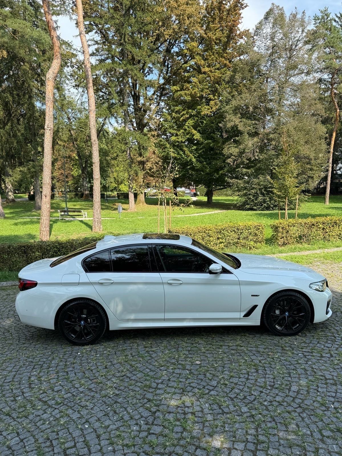 BMW 545e - xDrive- 2022g - 394ks - M paket, pogled izvana - slika 4
