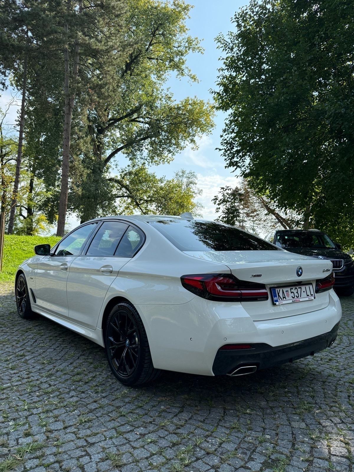 BMW 545e - xDrive- 2022g - 394ks - M paket, fotografija 6