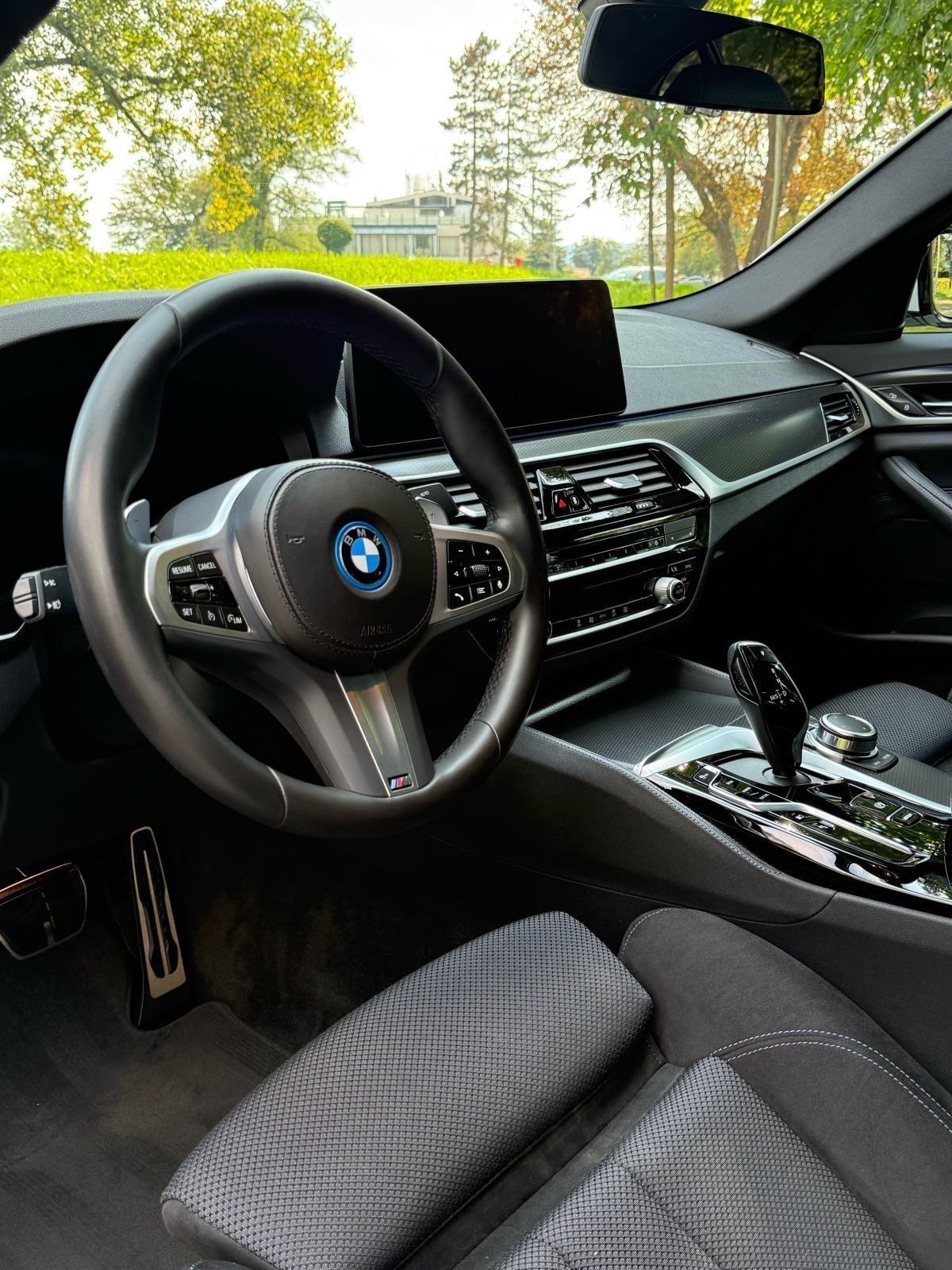 BMW 545e - xDrive- 2022g - 394ks - M paket, fotografija 10
