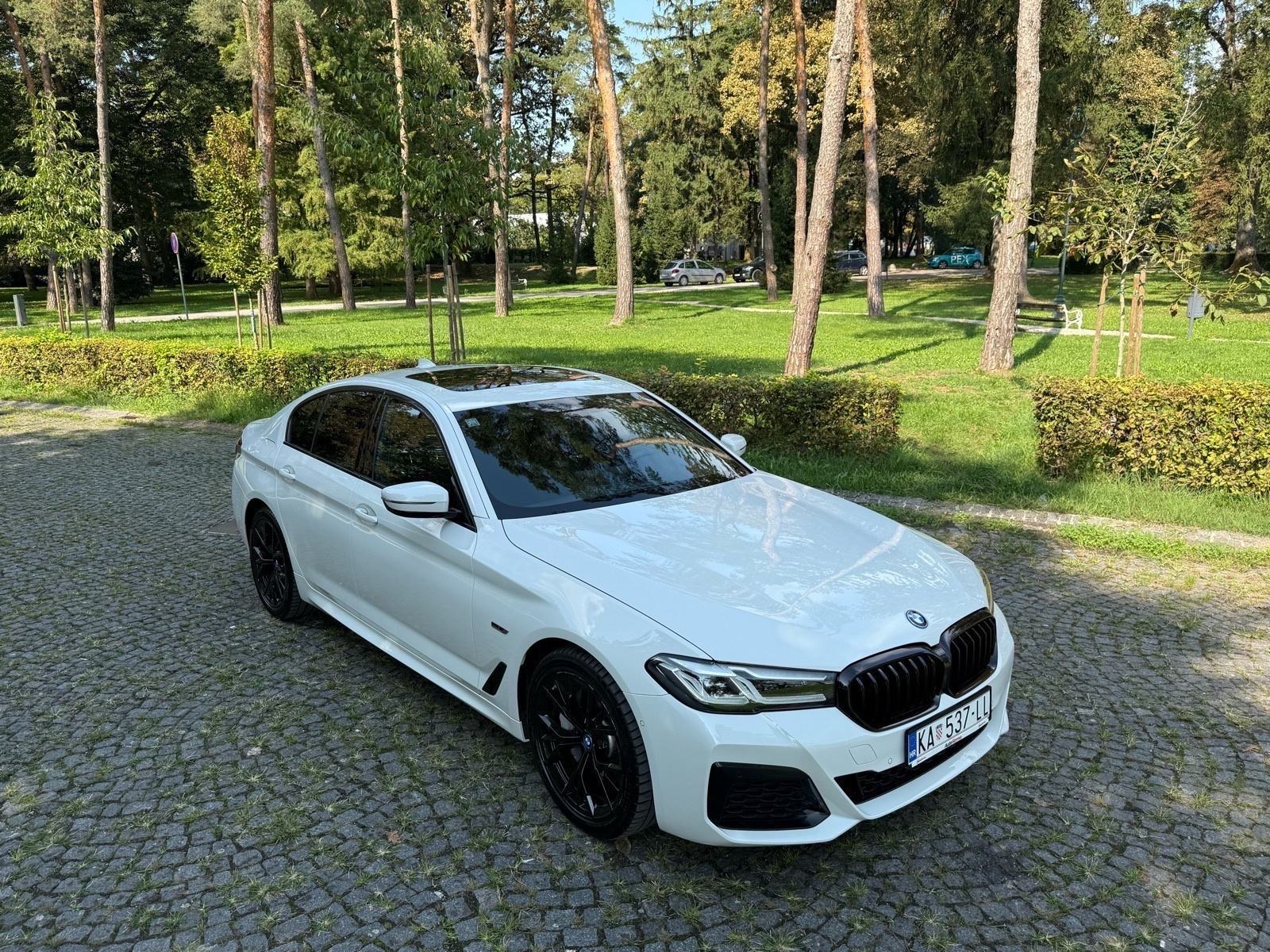 BMW 545e - xDrive- 2022g - 394ks - M paket, fotografija 15