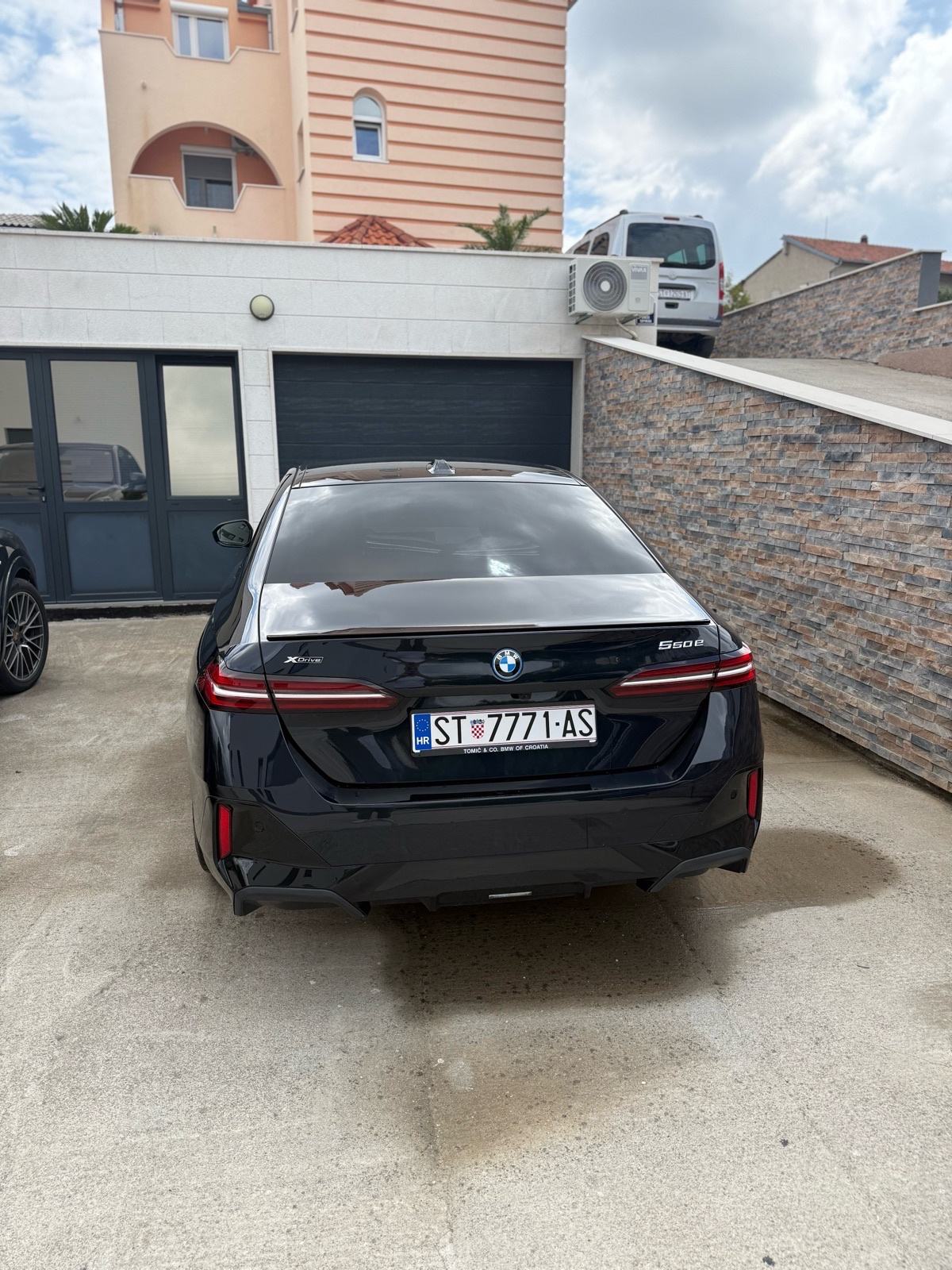 BMW 550e xDrive, fotografija 3
